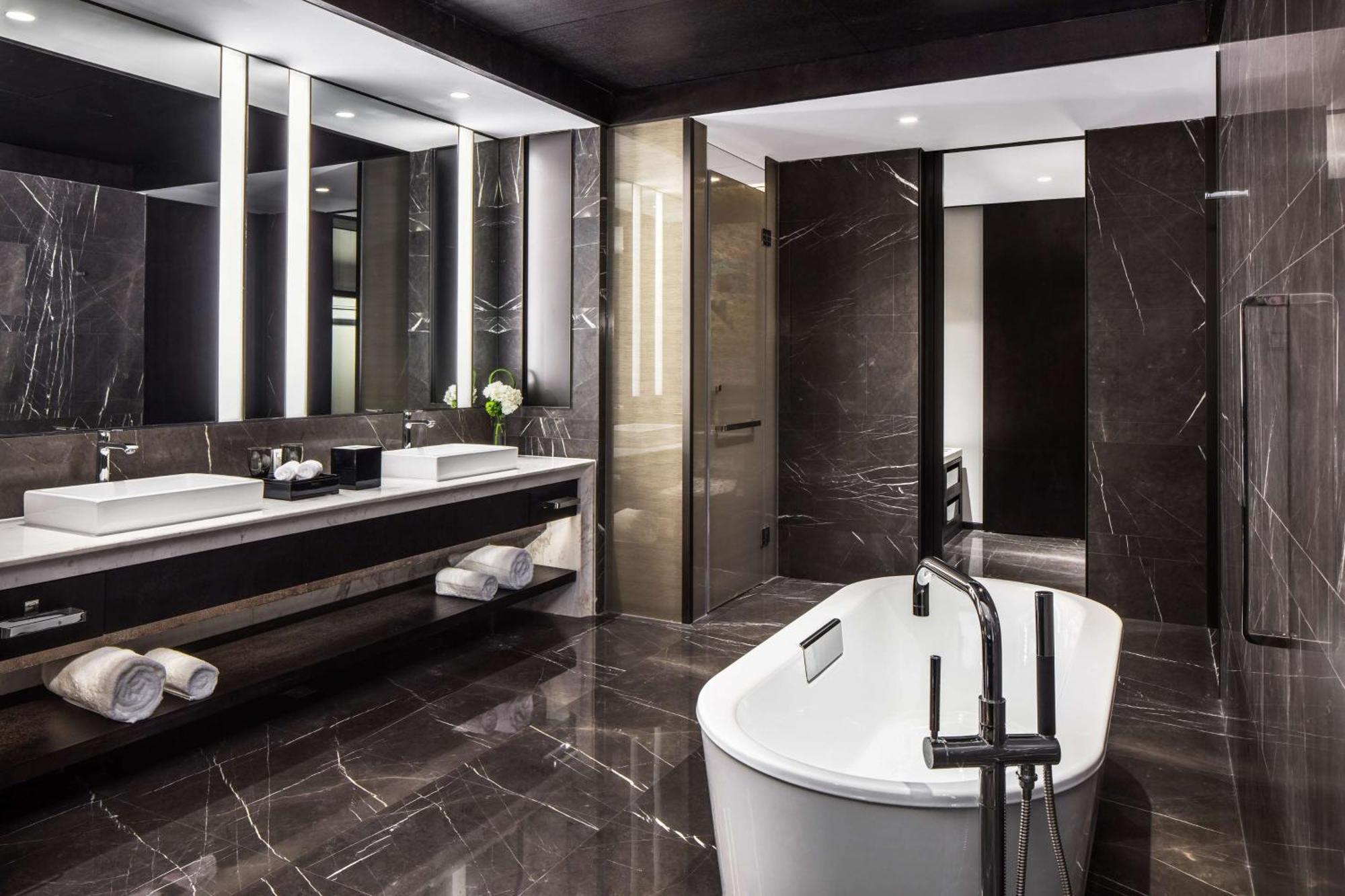 King Lake View Suite -- Lounge Access