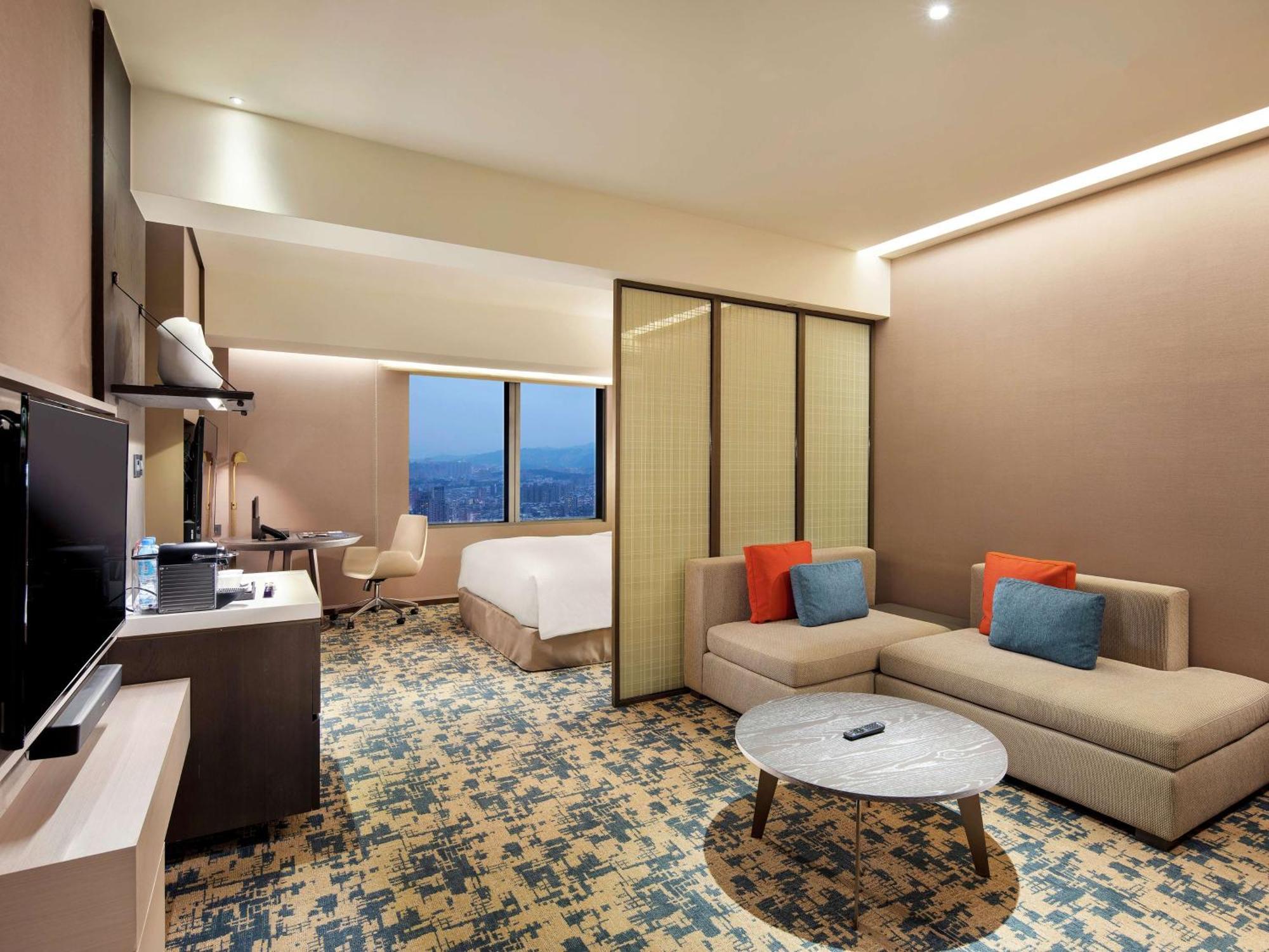 Deluxe King Suite