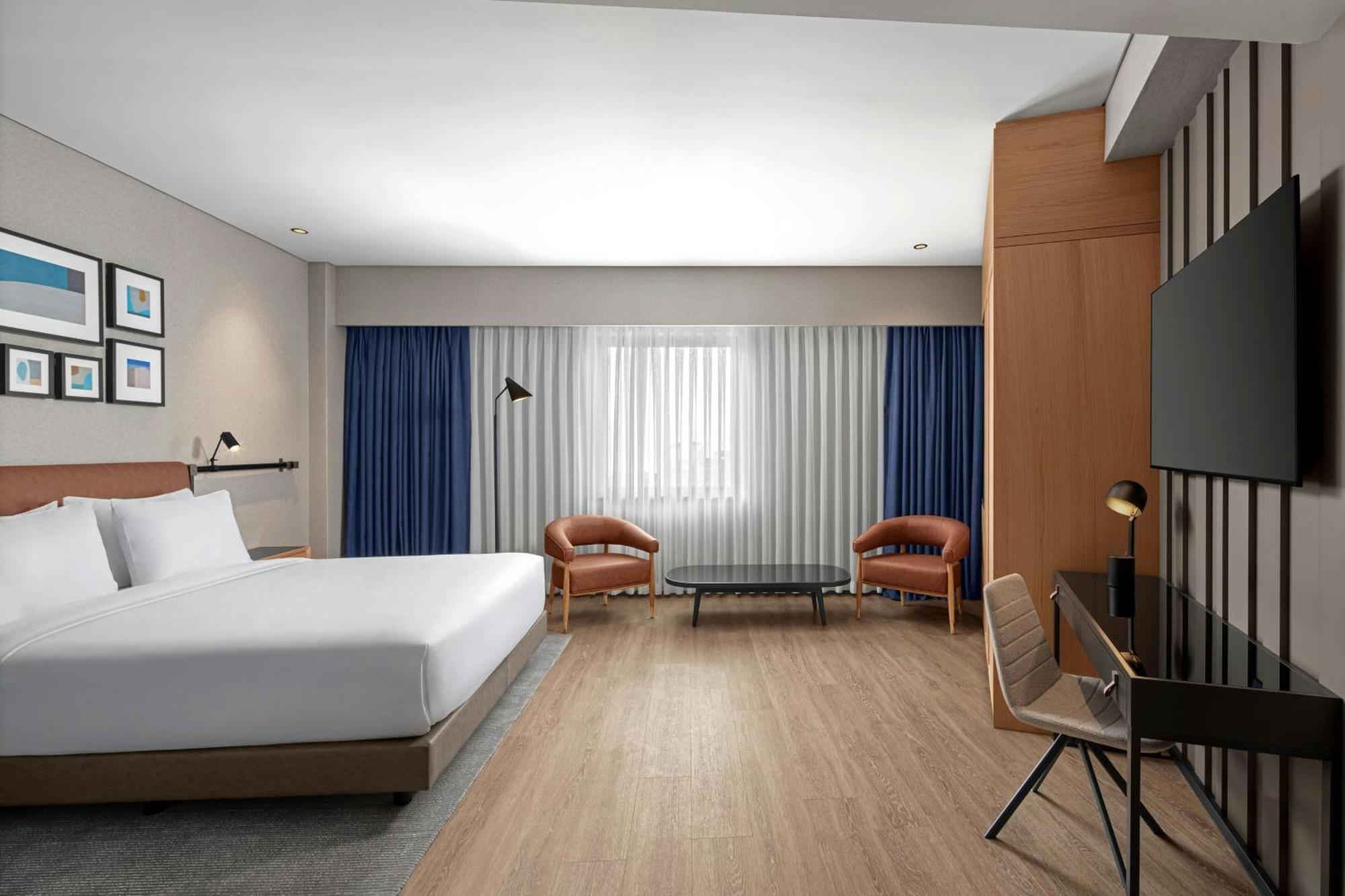 Deluxe King Room with City View