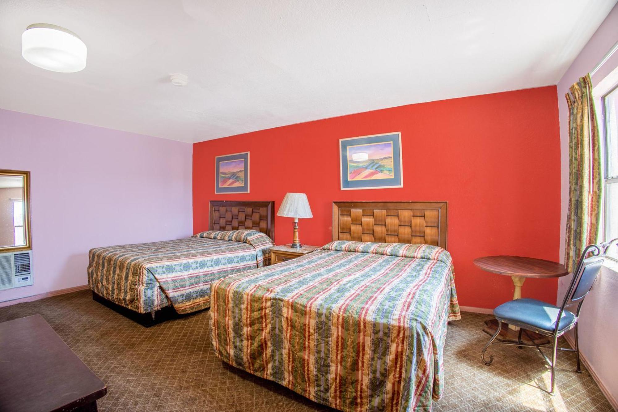 1 Queen Bed & 2 Twin Beds Non-Smoking
