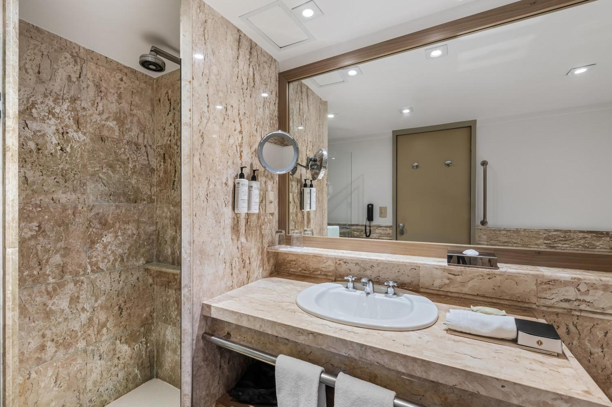 Classic King Room with Balcony - Club Lounge Access