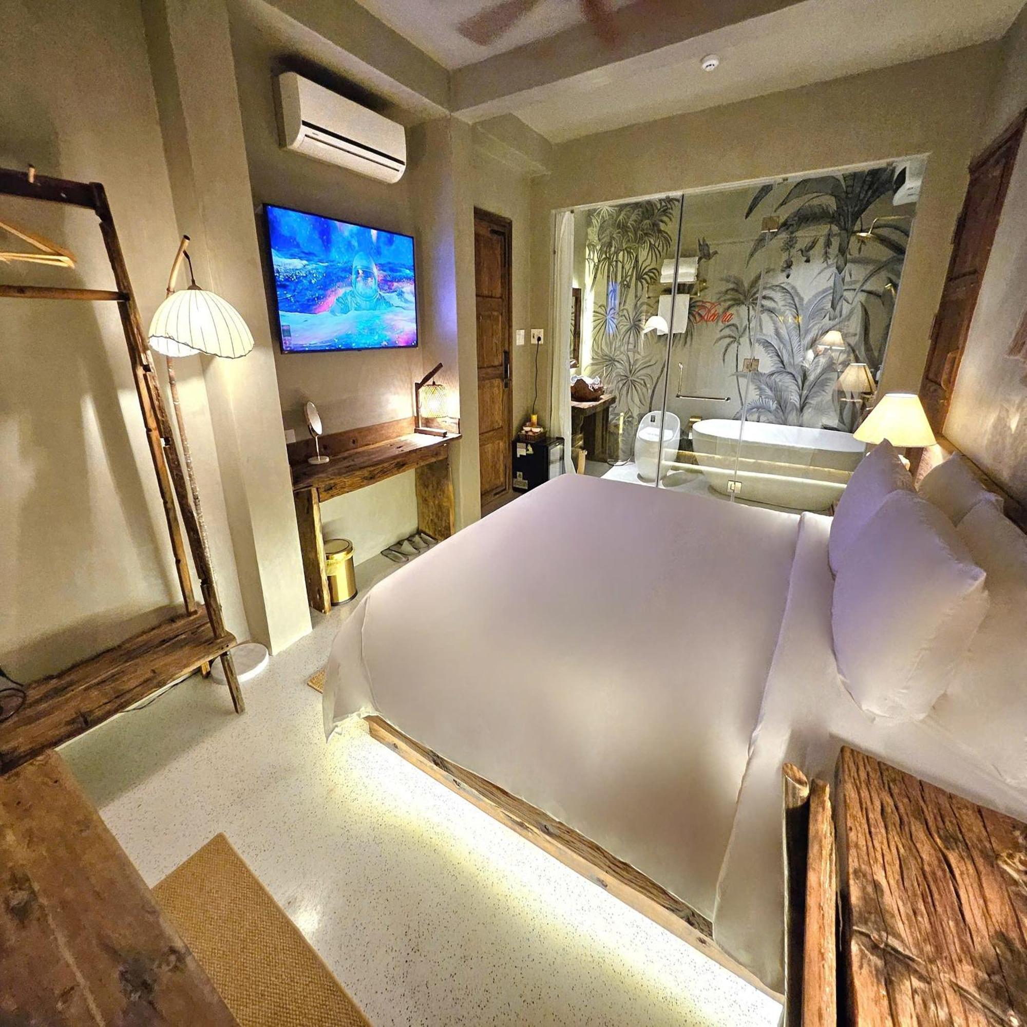 Deluxe Queen Room