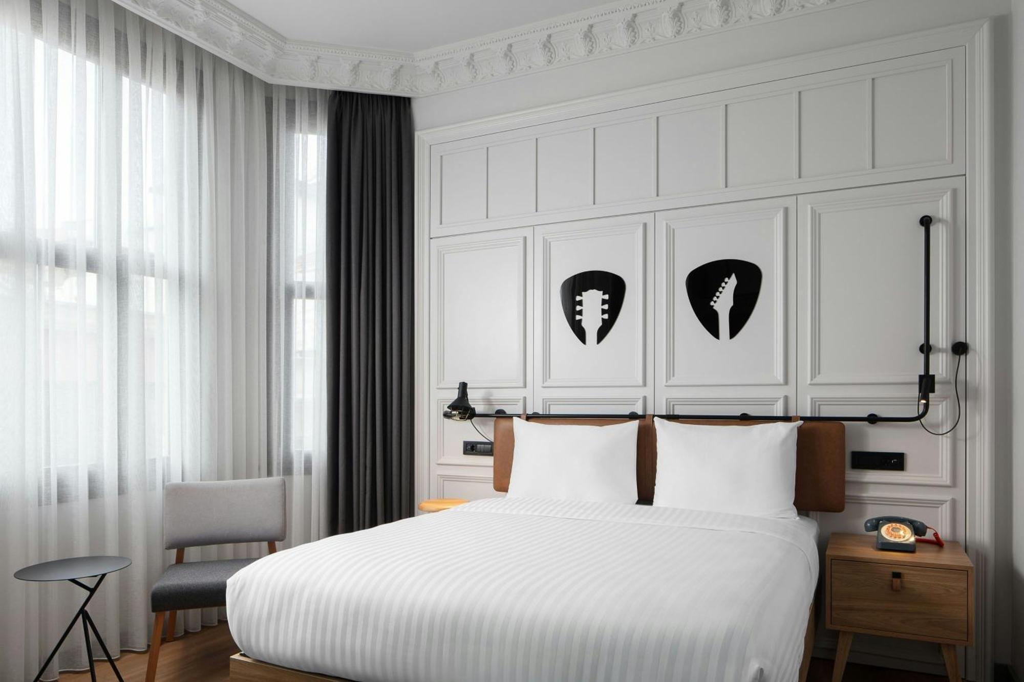 Moxy Queen Room with Sofa Bed and City View