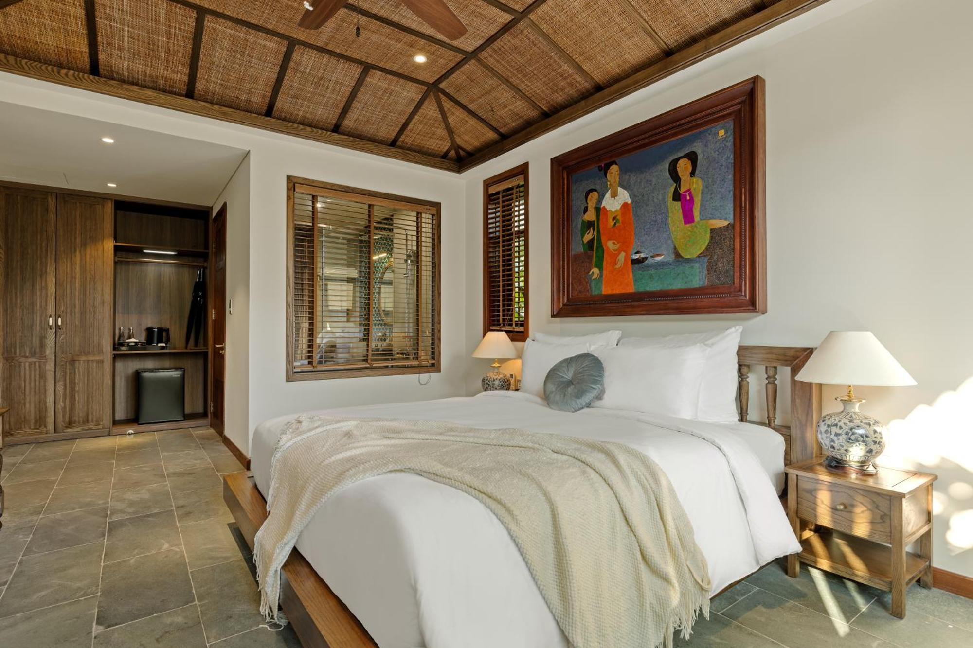 Three-Bedroom Villa with Balcony