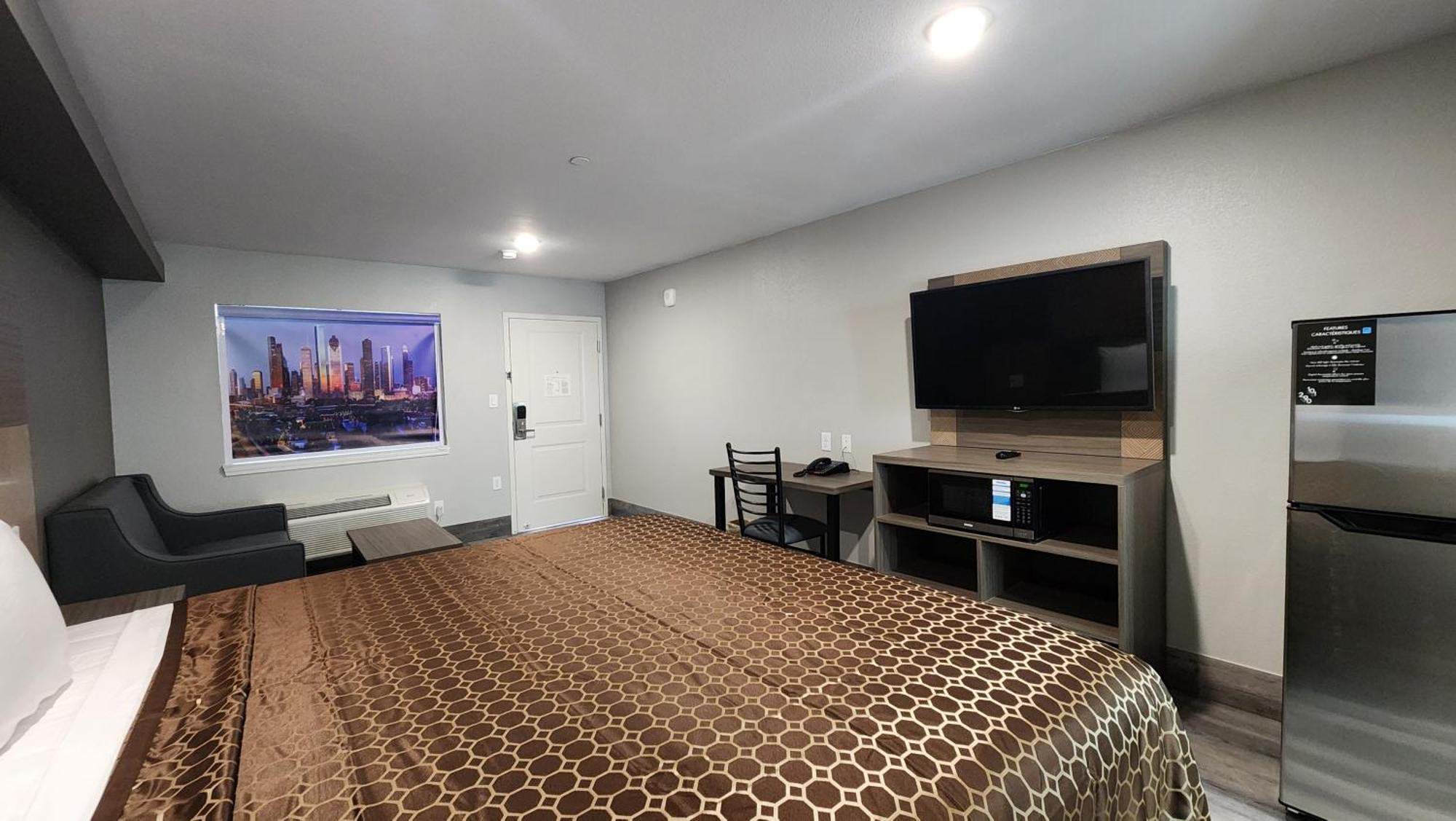 King Room with Roll-In Shower - Disability Access