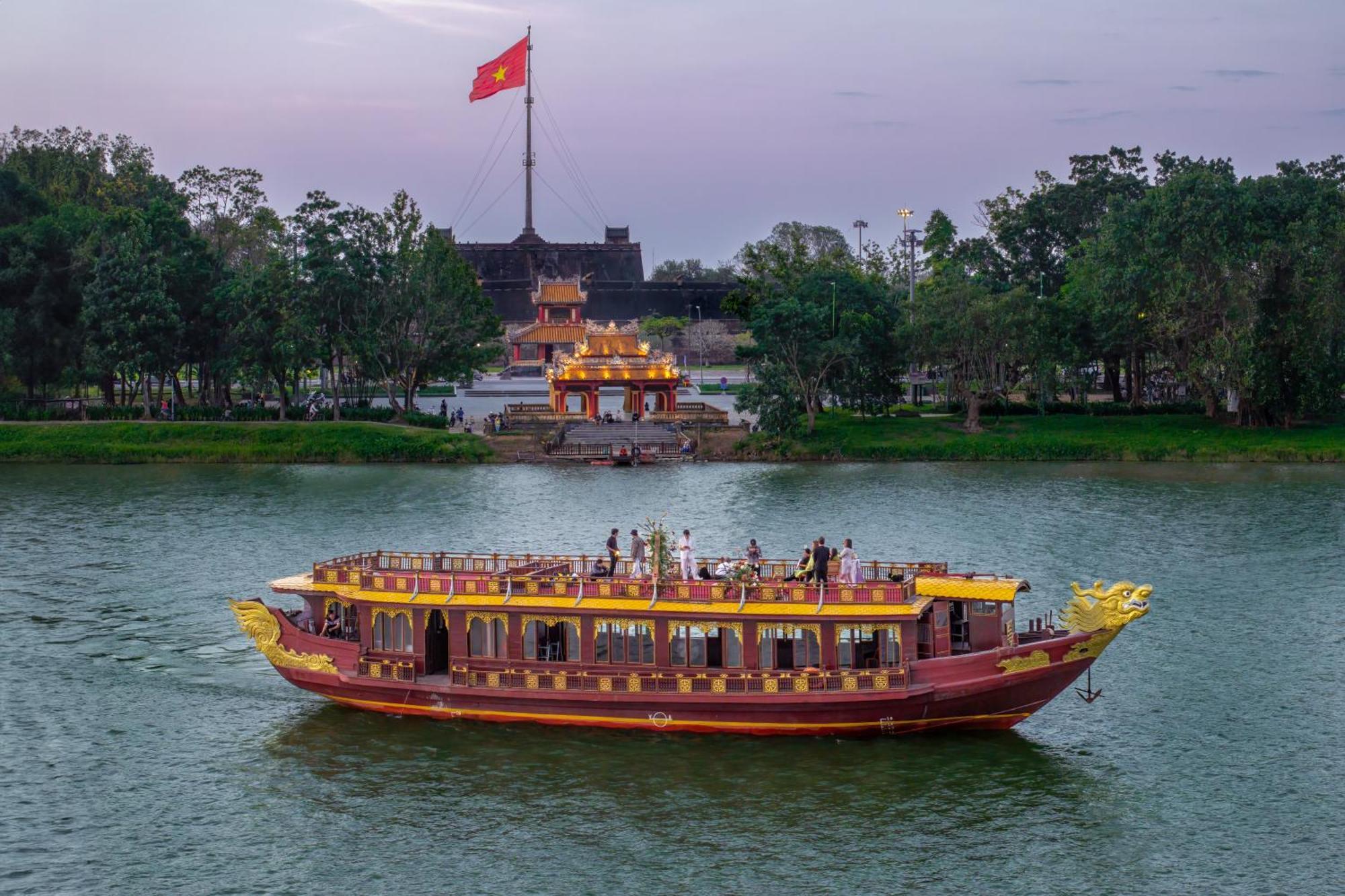 Deluxe Double or Twin Room with Dinner Cruise