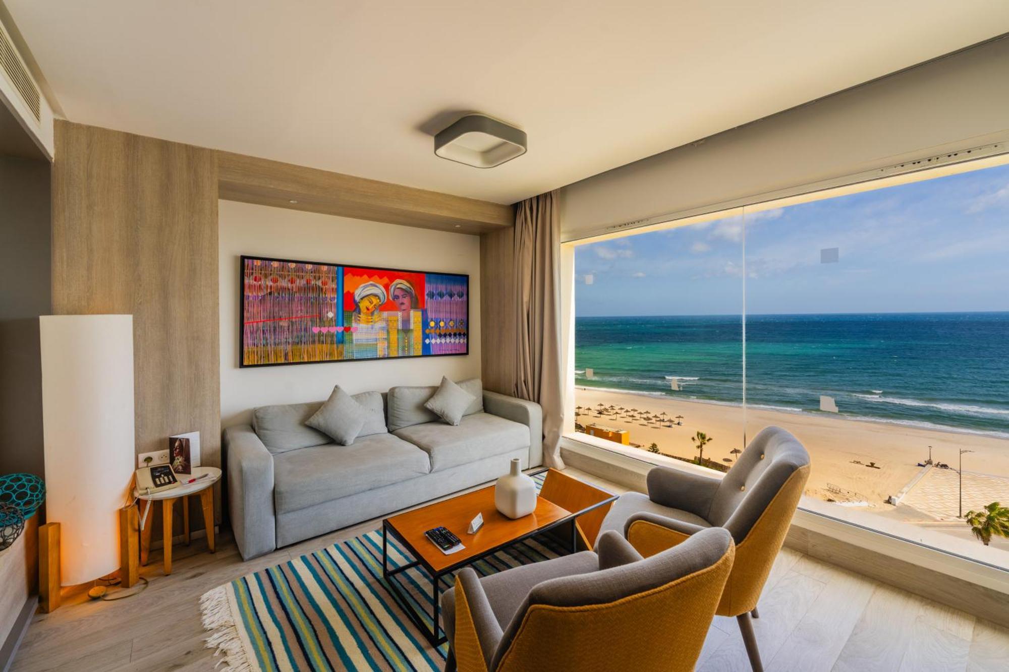 1 Bedroom Executive Suite, 1 King, Sofa bed, Seafront