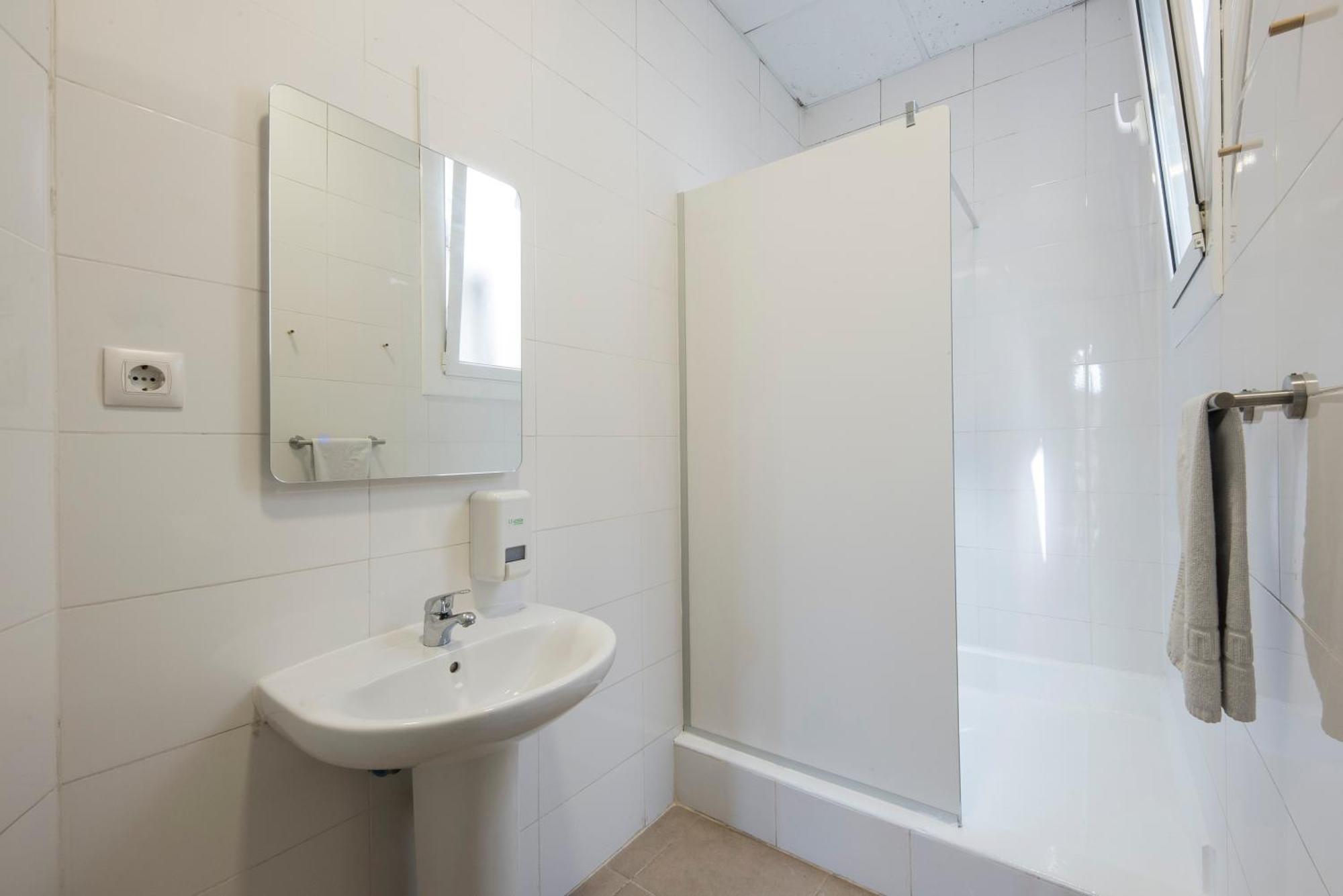 Bed in 8-Bed Female Dormitory Room Ensuite