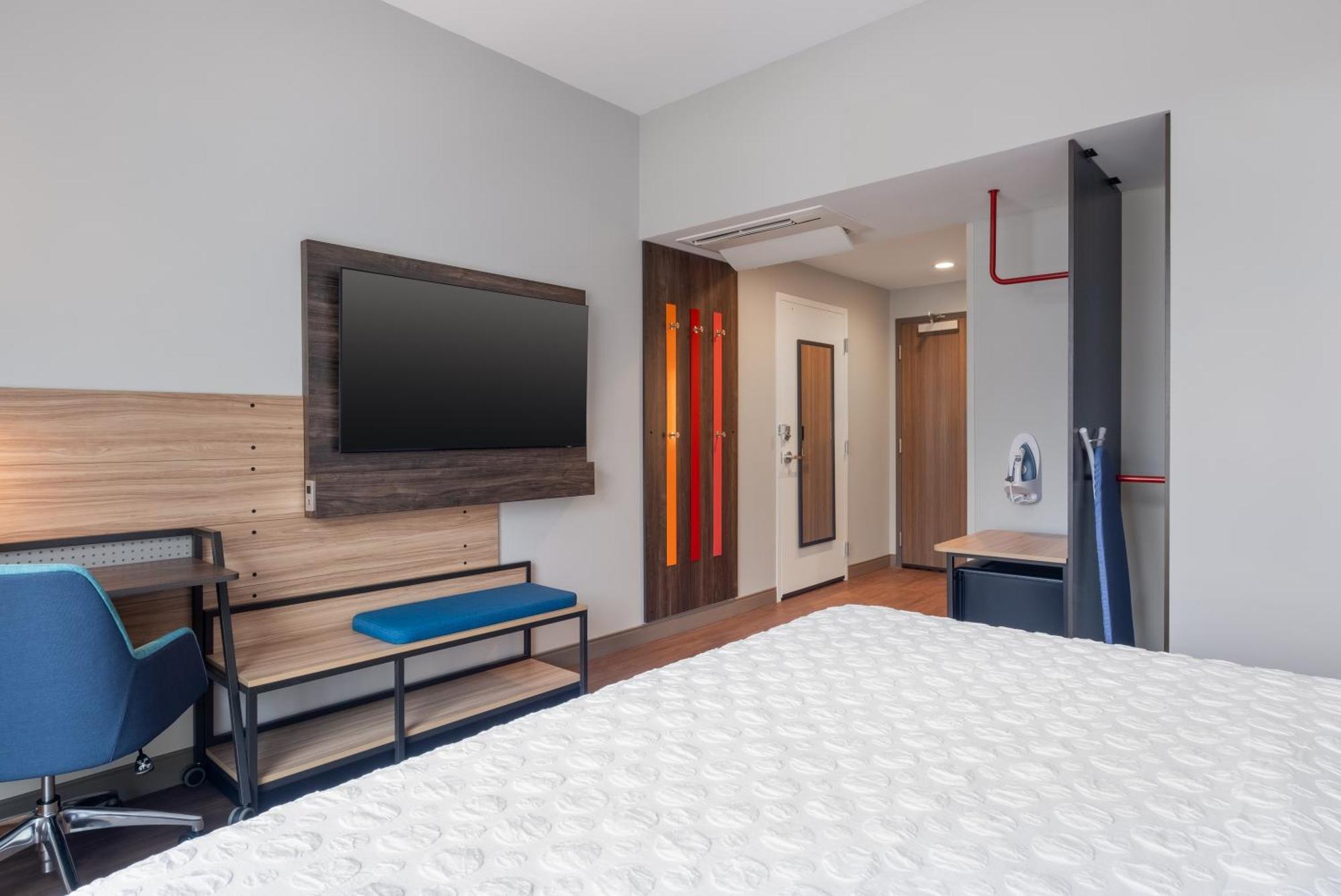 King Room with Roll-In Shower - Mobility and Hearing Access