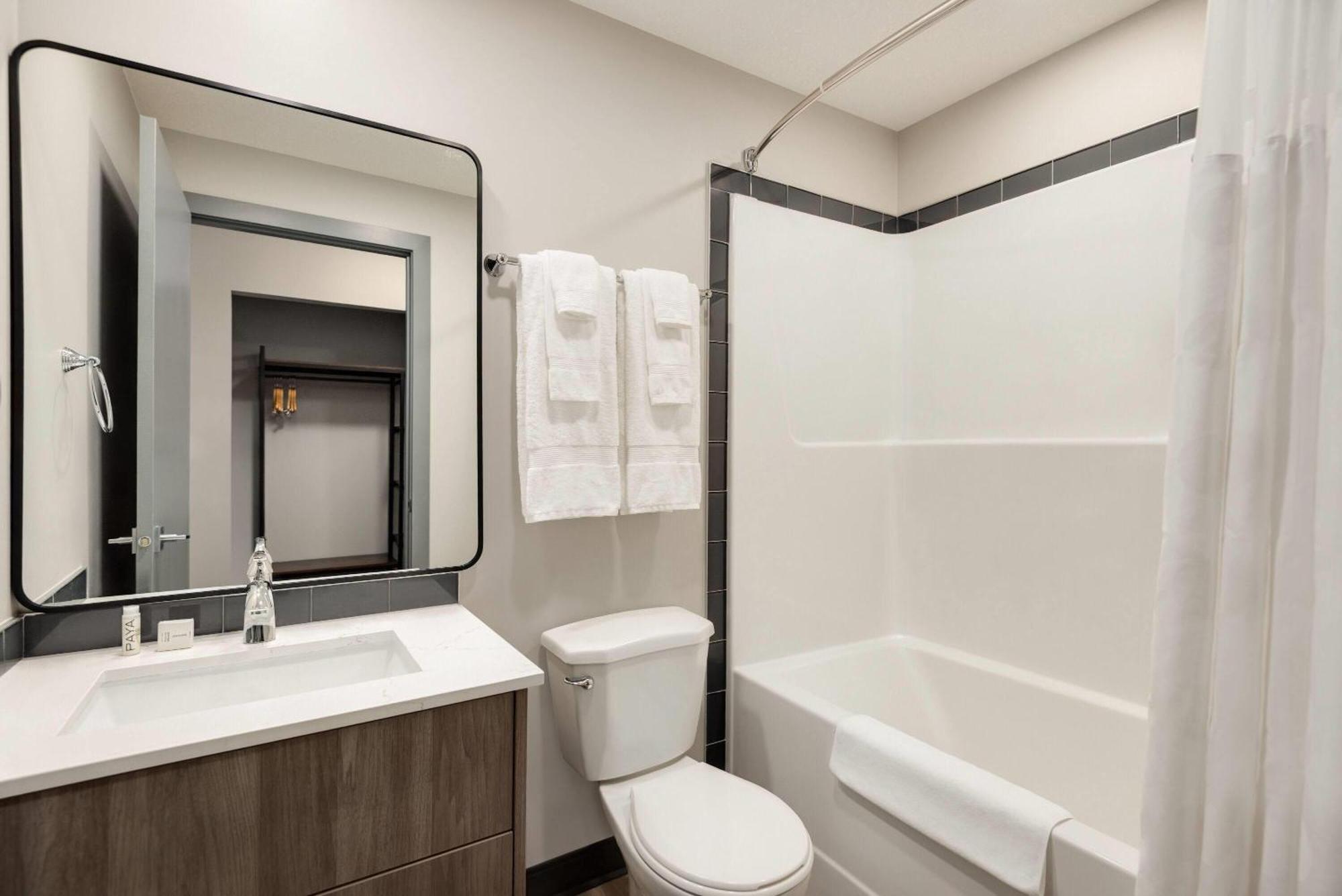 Queen Room with Kitchenette - Non-Smoking