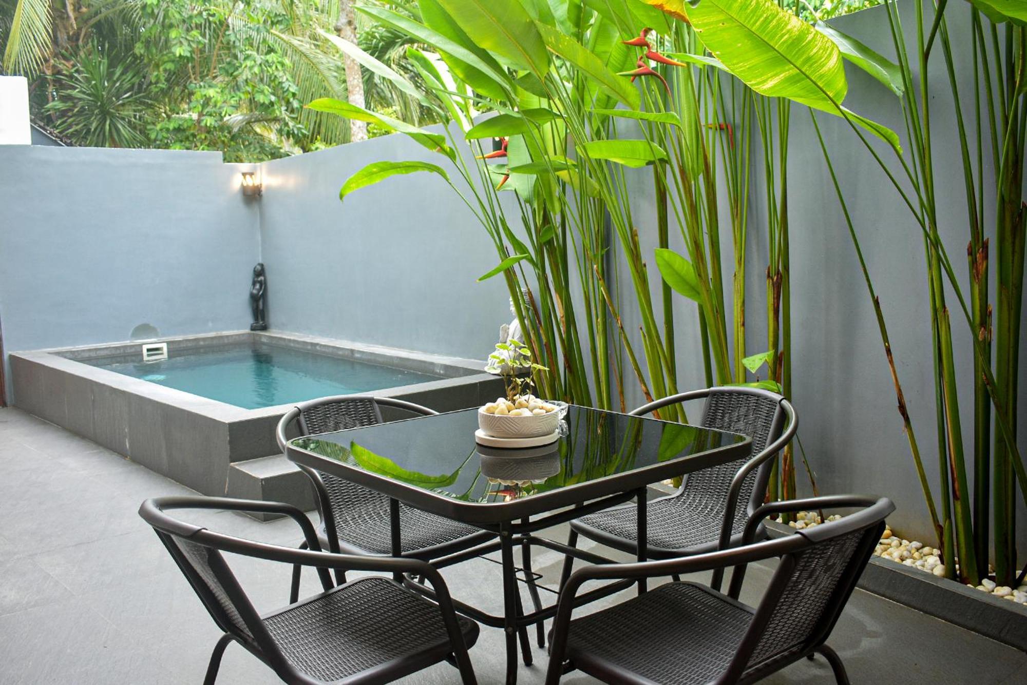 Apartment with Pool View