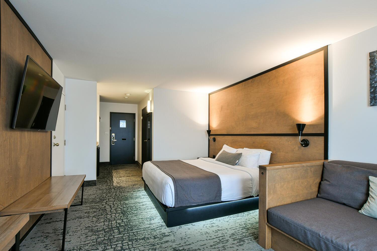 King Room with Roll-In Shower - Disability Access