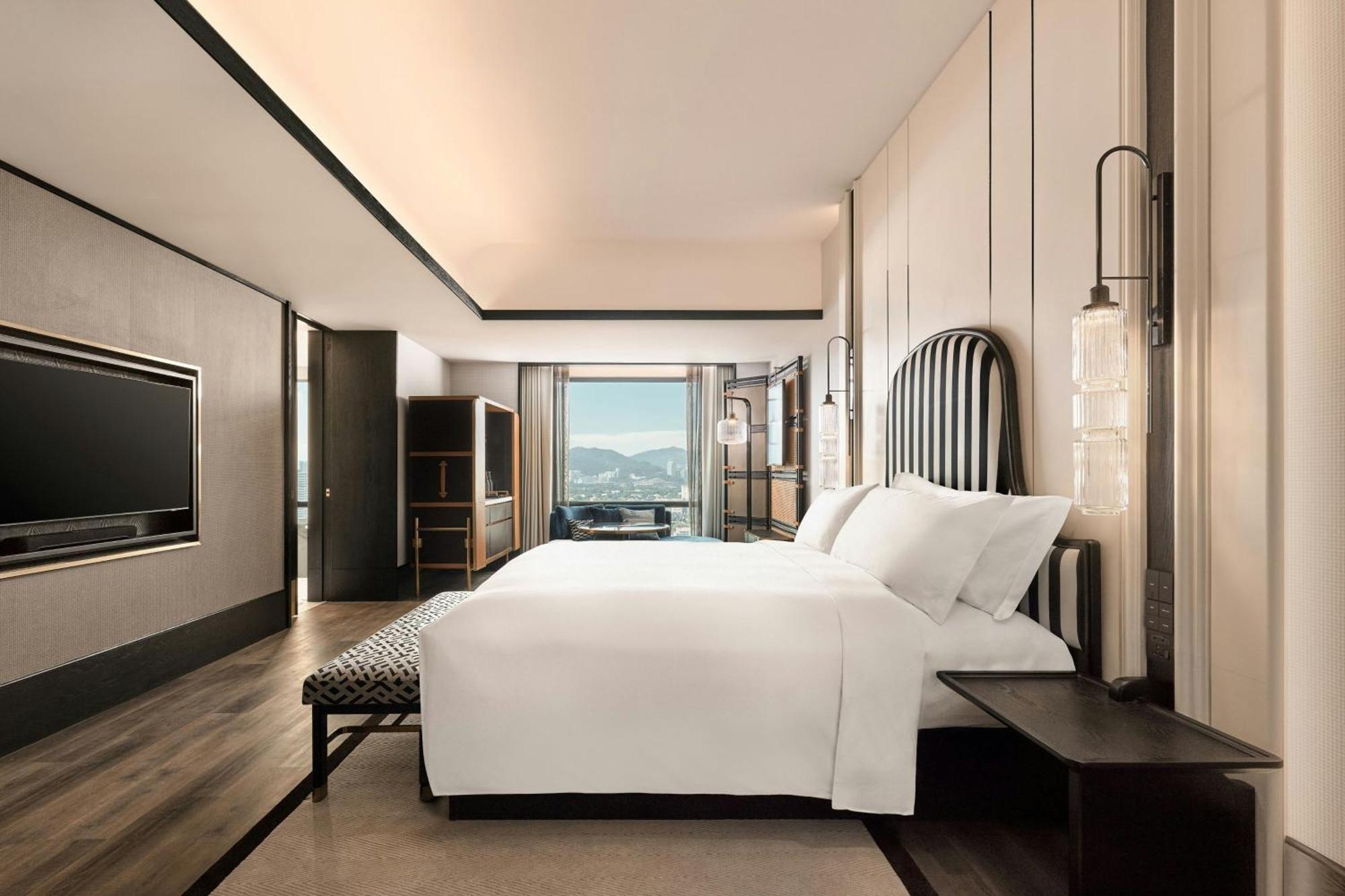 Traders, King Bed, City View