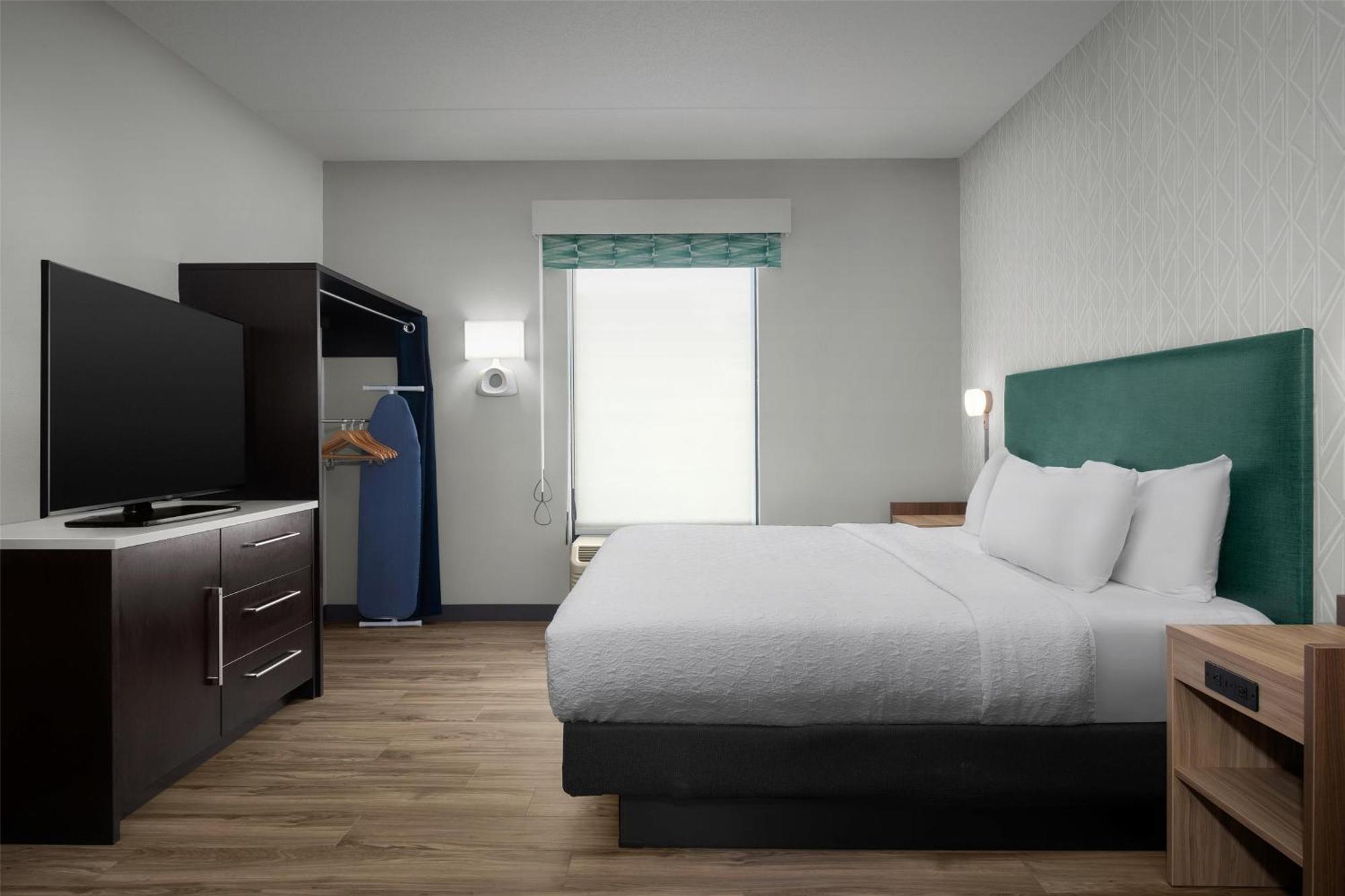 One-Bedroom King Suite with Bath Tub - Disability Access