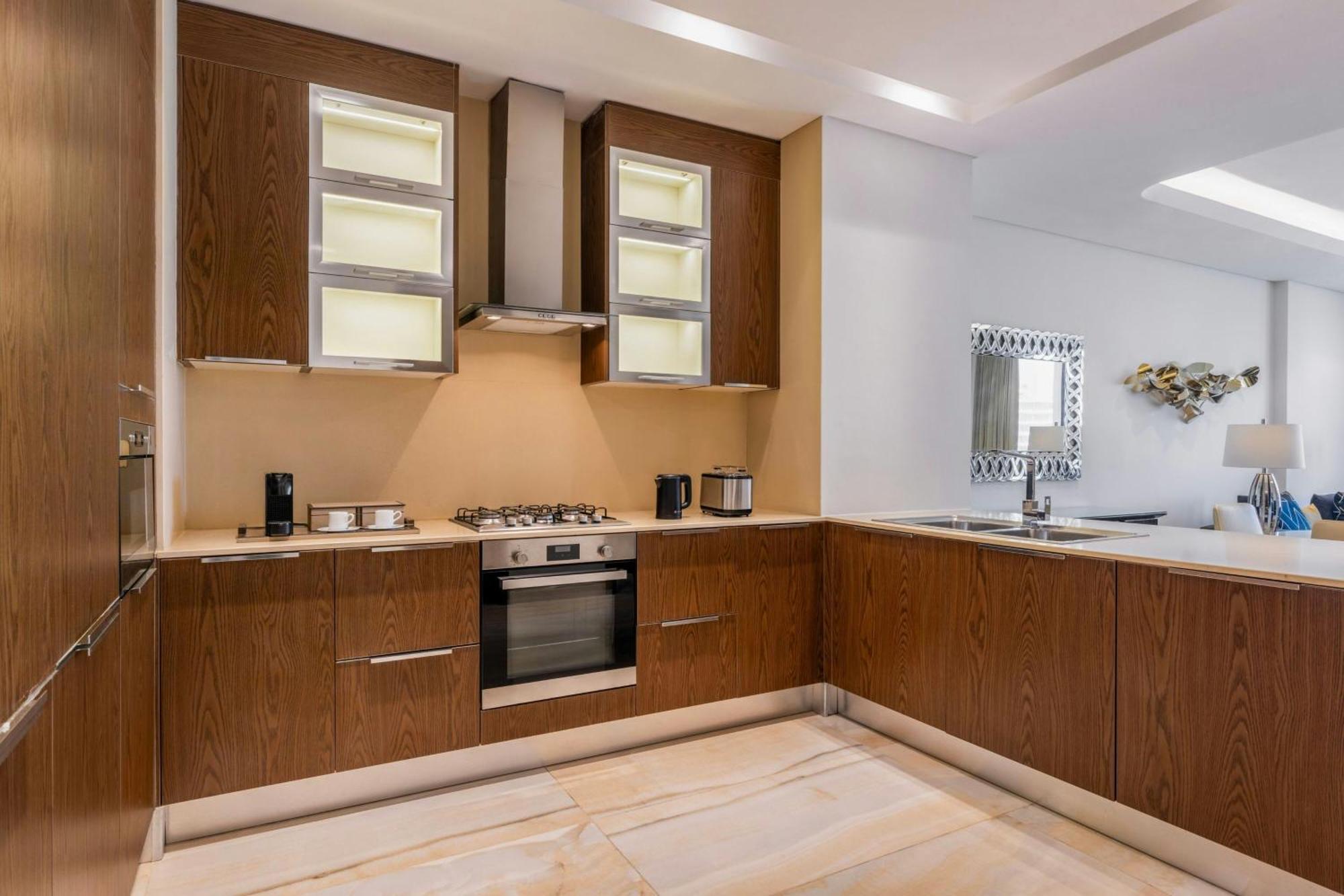 One-Bedroom Superior King Suite Apartment with Balcony and City View