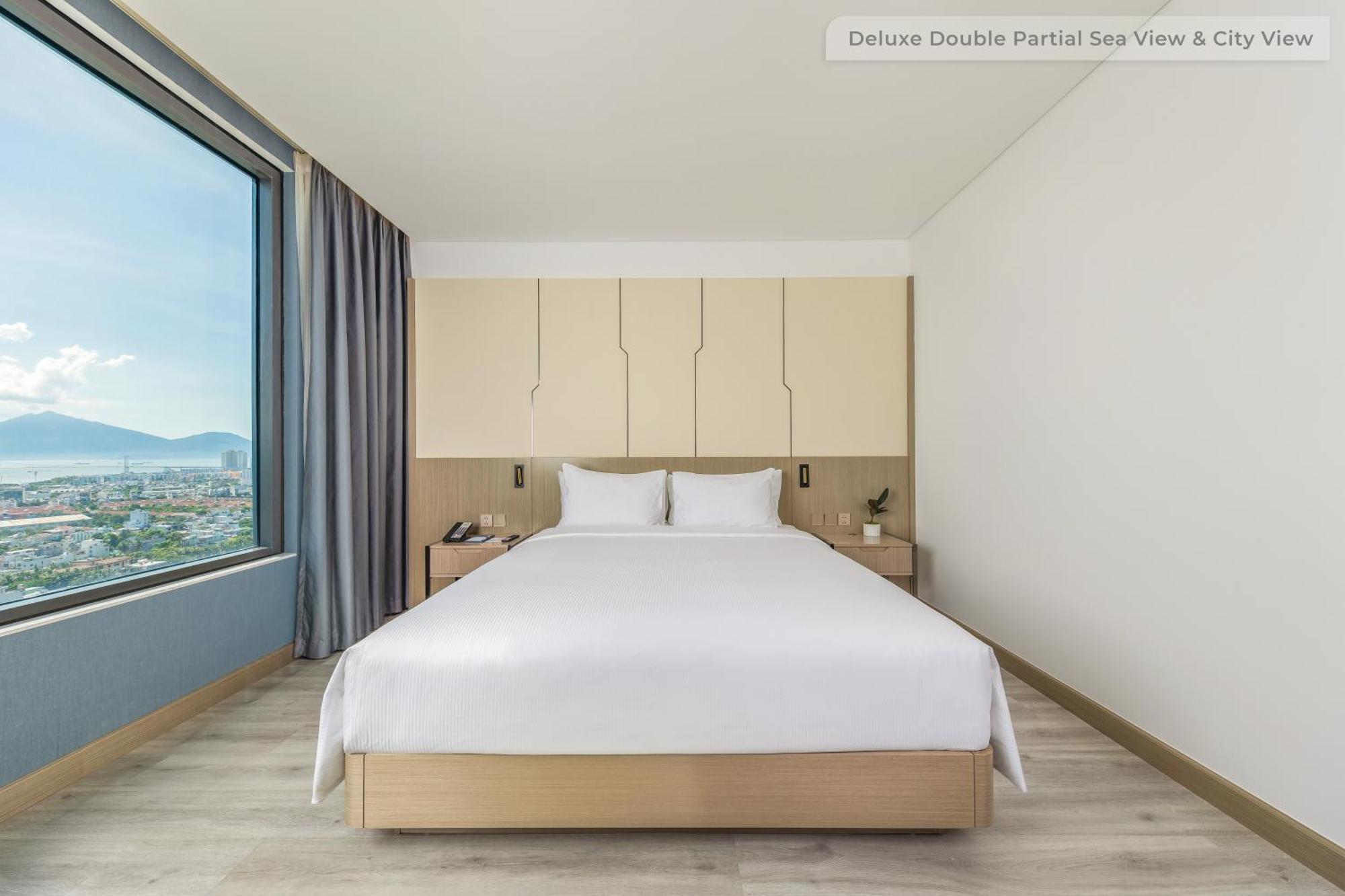 Deluxe Double Room with Partial Sea View