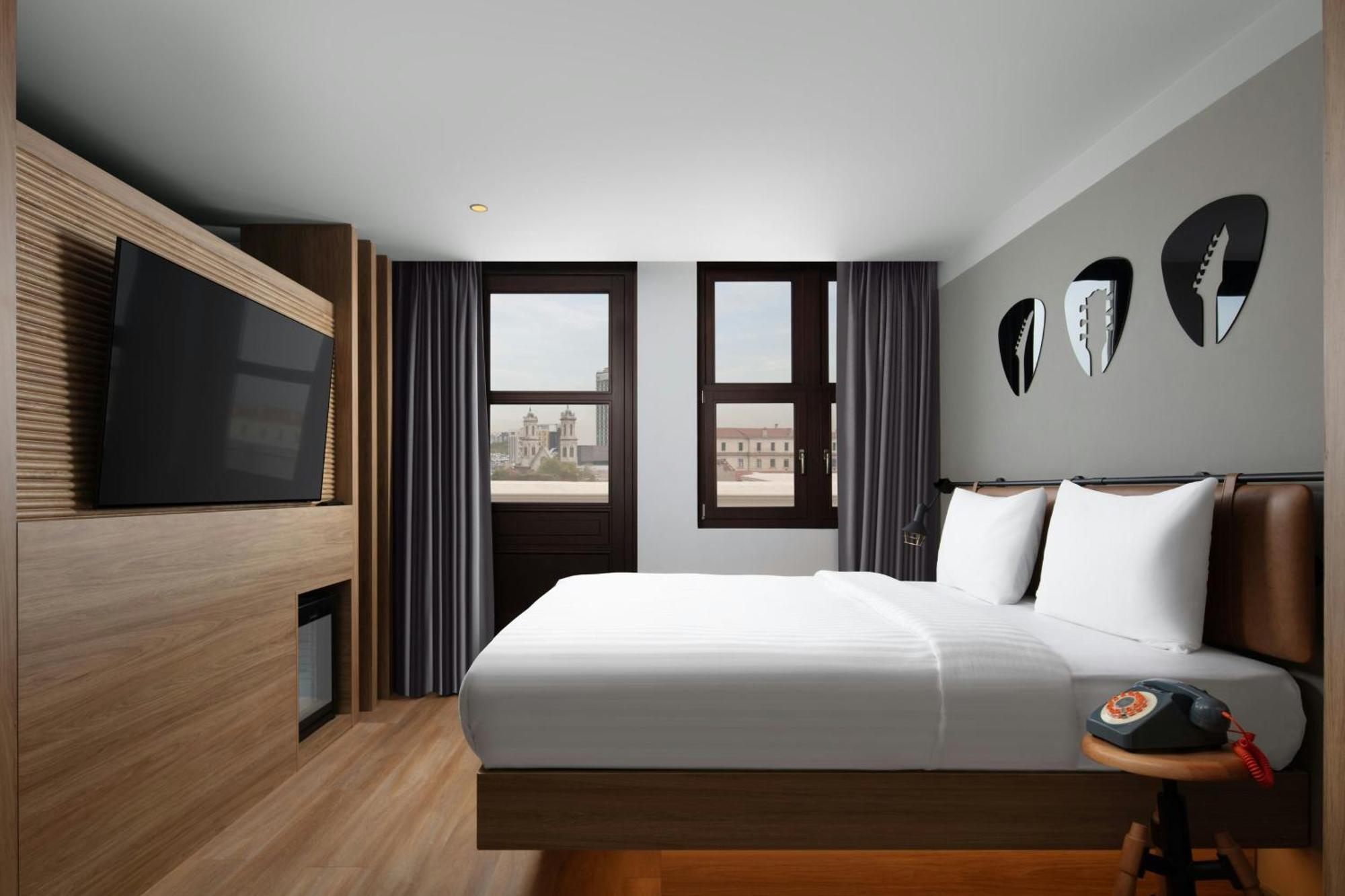 One-Bedroom Moxy Sweetie Queen Suite with Sofa Bed and City View
