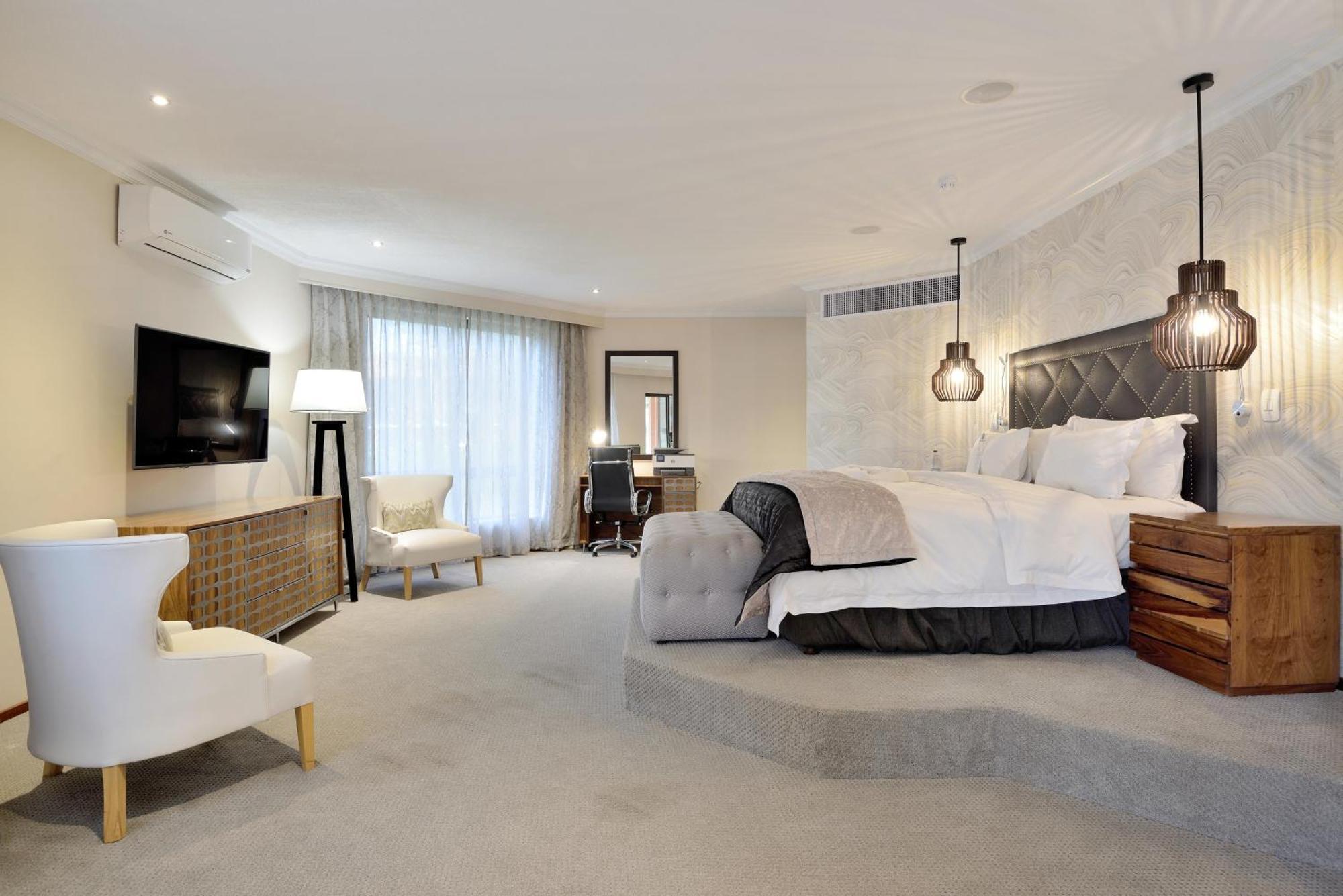 Luxury King Suite