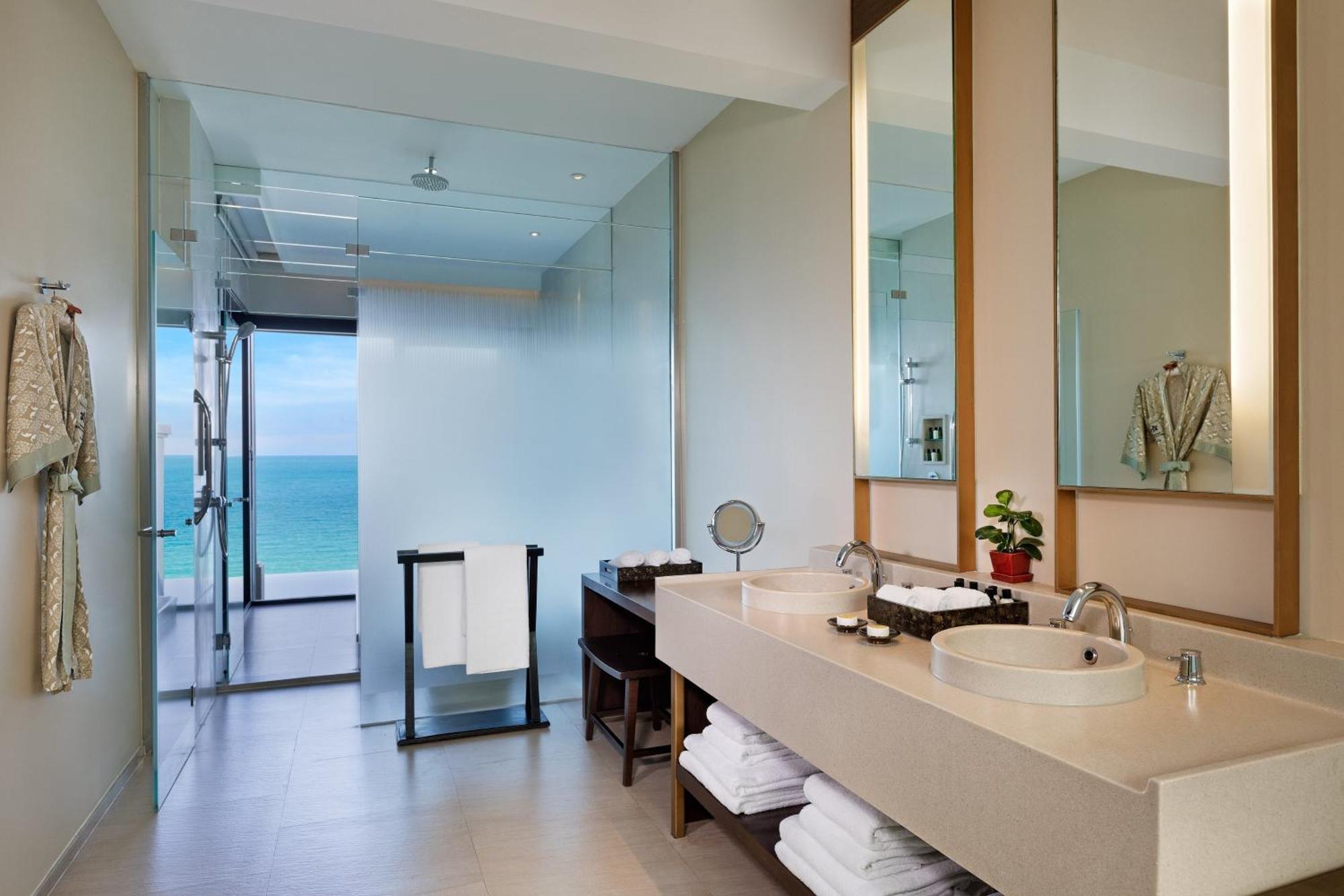 Grand Pool Suite, Suite, 1 King, Sofa bed, Ocean view