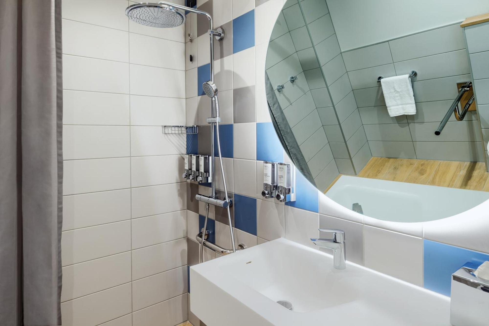Queen Room - Accessible