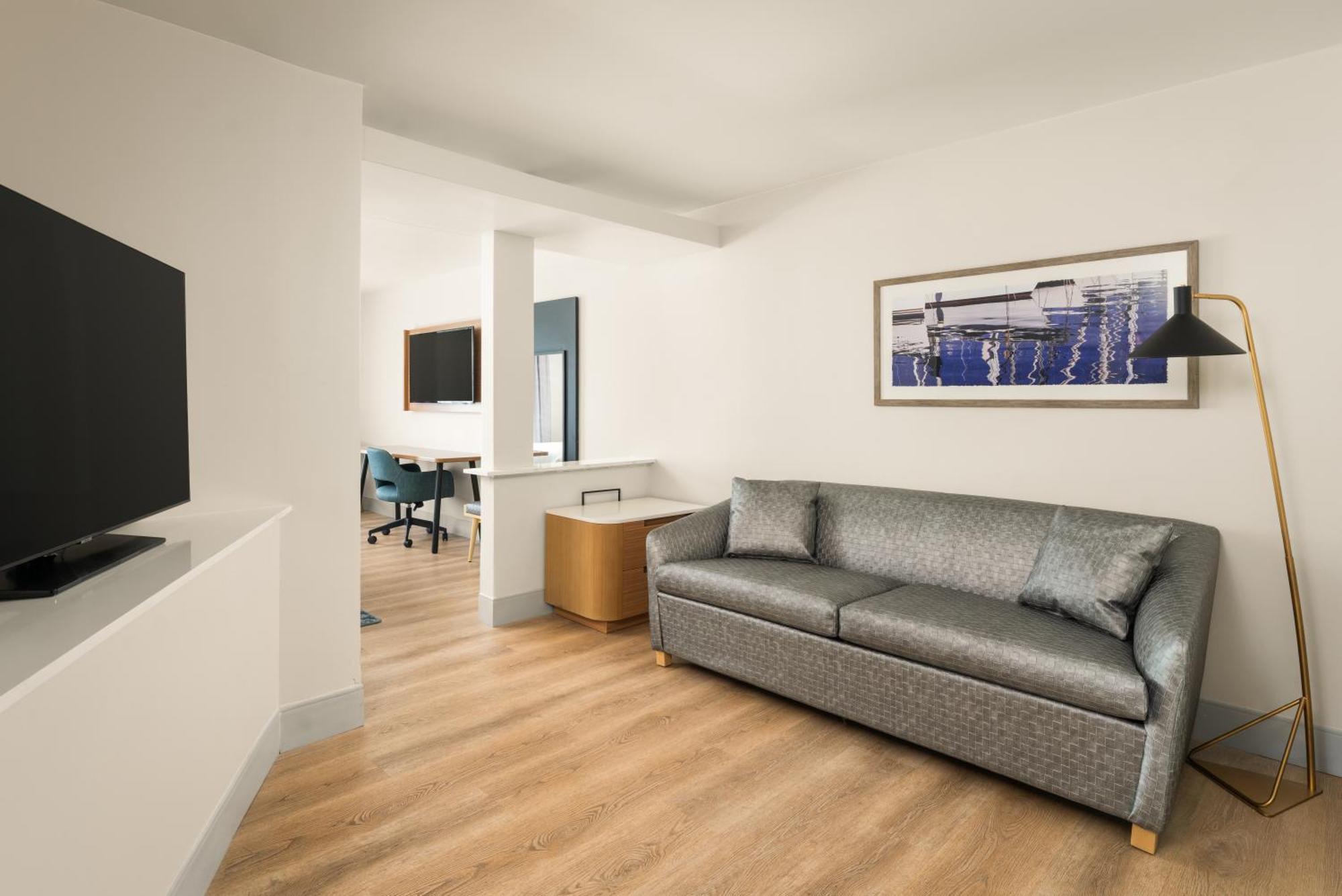 Queen Suite with Two Queen Beds, Bathtub and Sofa Bed - Mobility Access