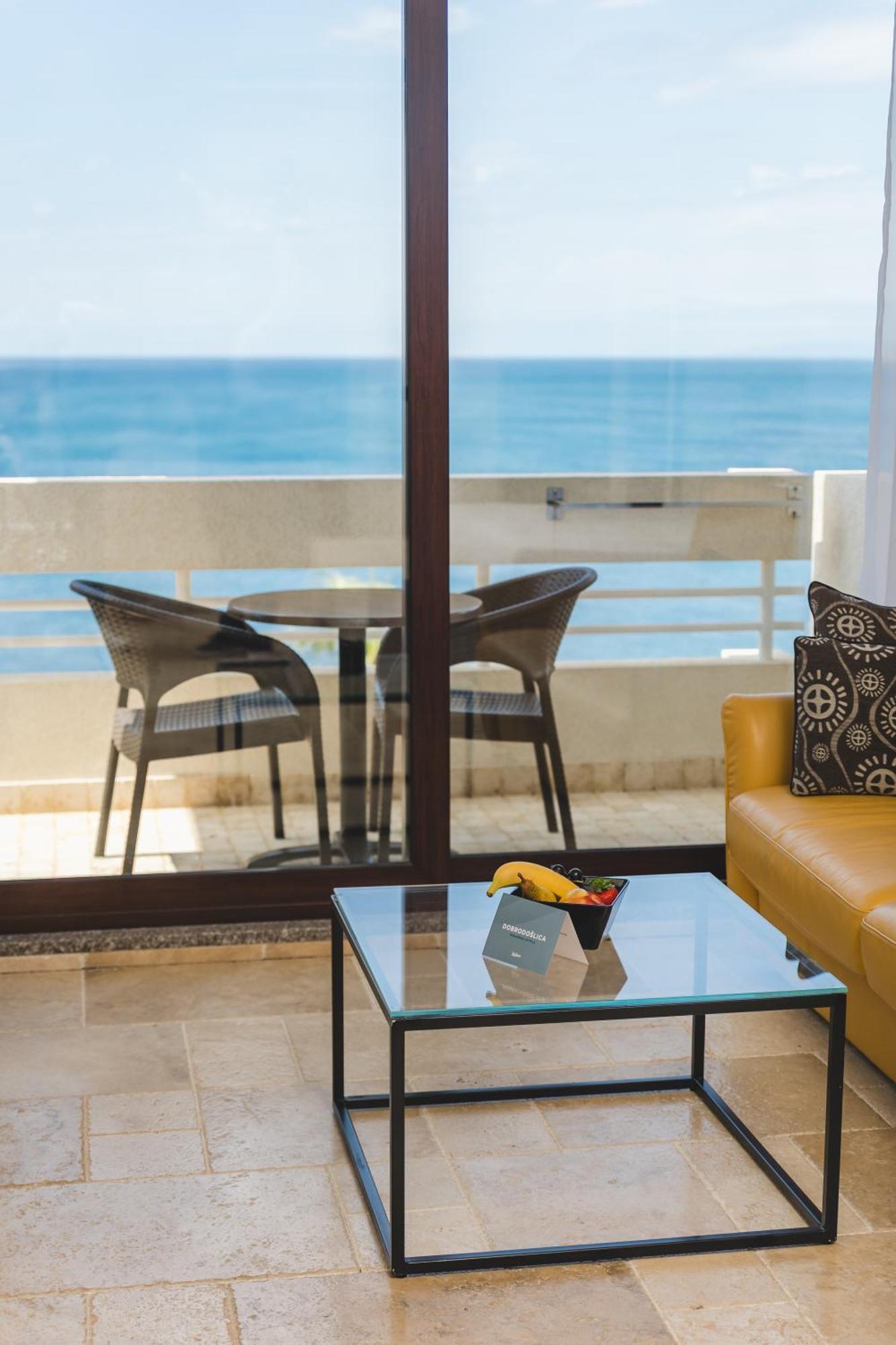 Suite with Hot Tub and Sea View