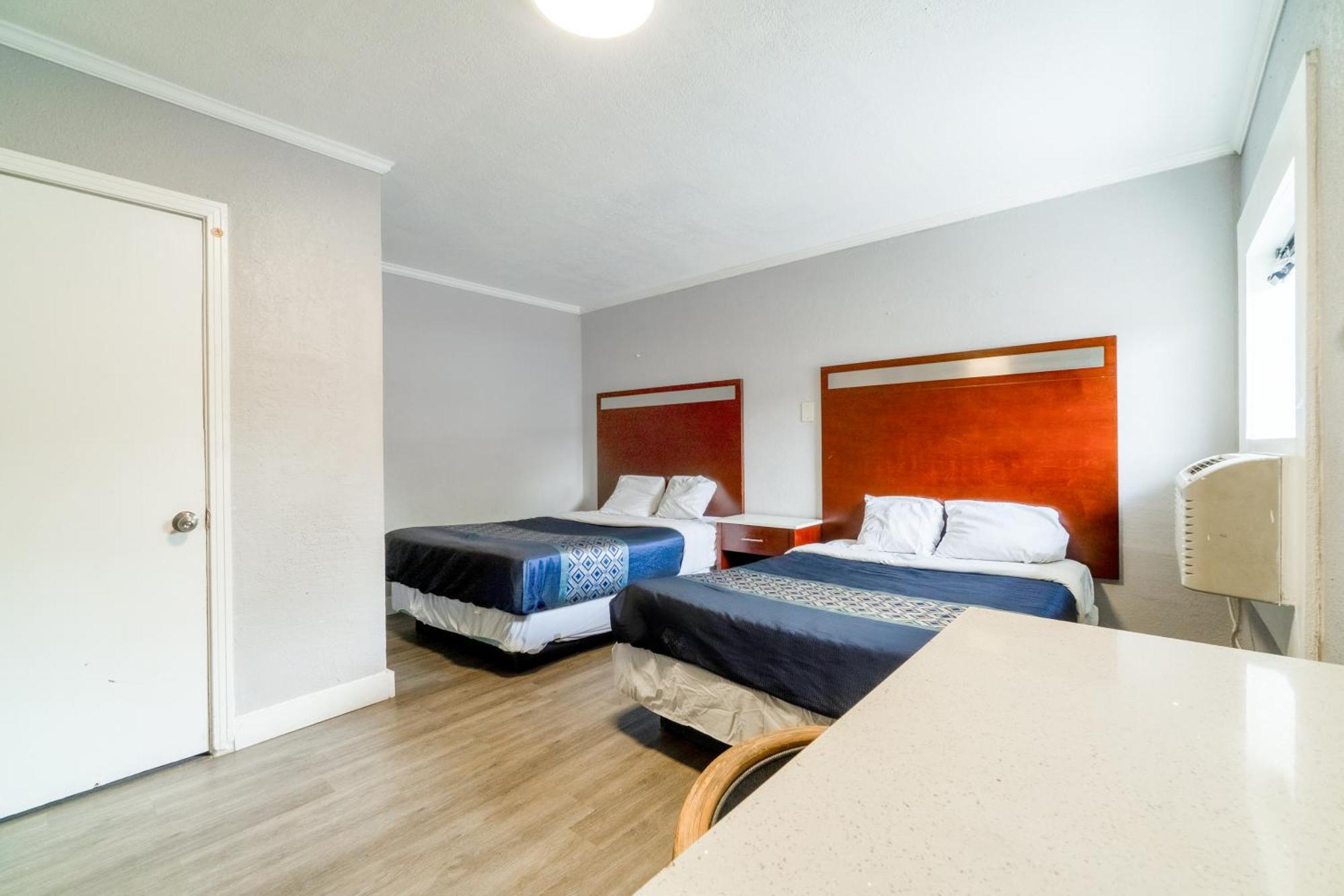 2 Full Beds Non-Smoking
