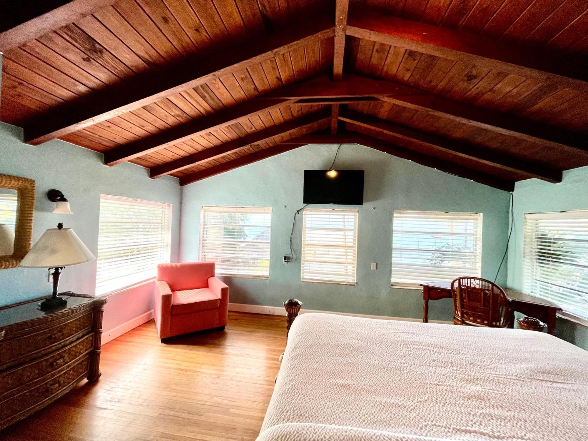 Paradise King Waterfront Suite