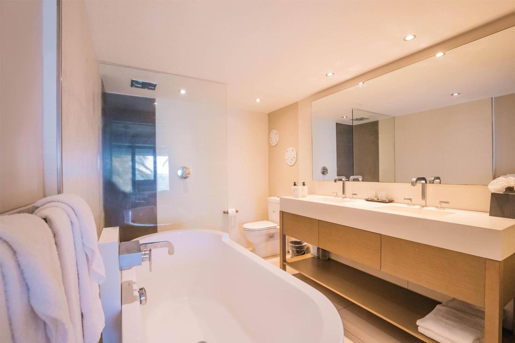 4-Bedroom Oceanfront Luxury Villa, 2 King Beds, 4 Twin Beds, Non-Smoking