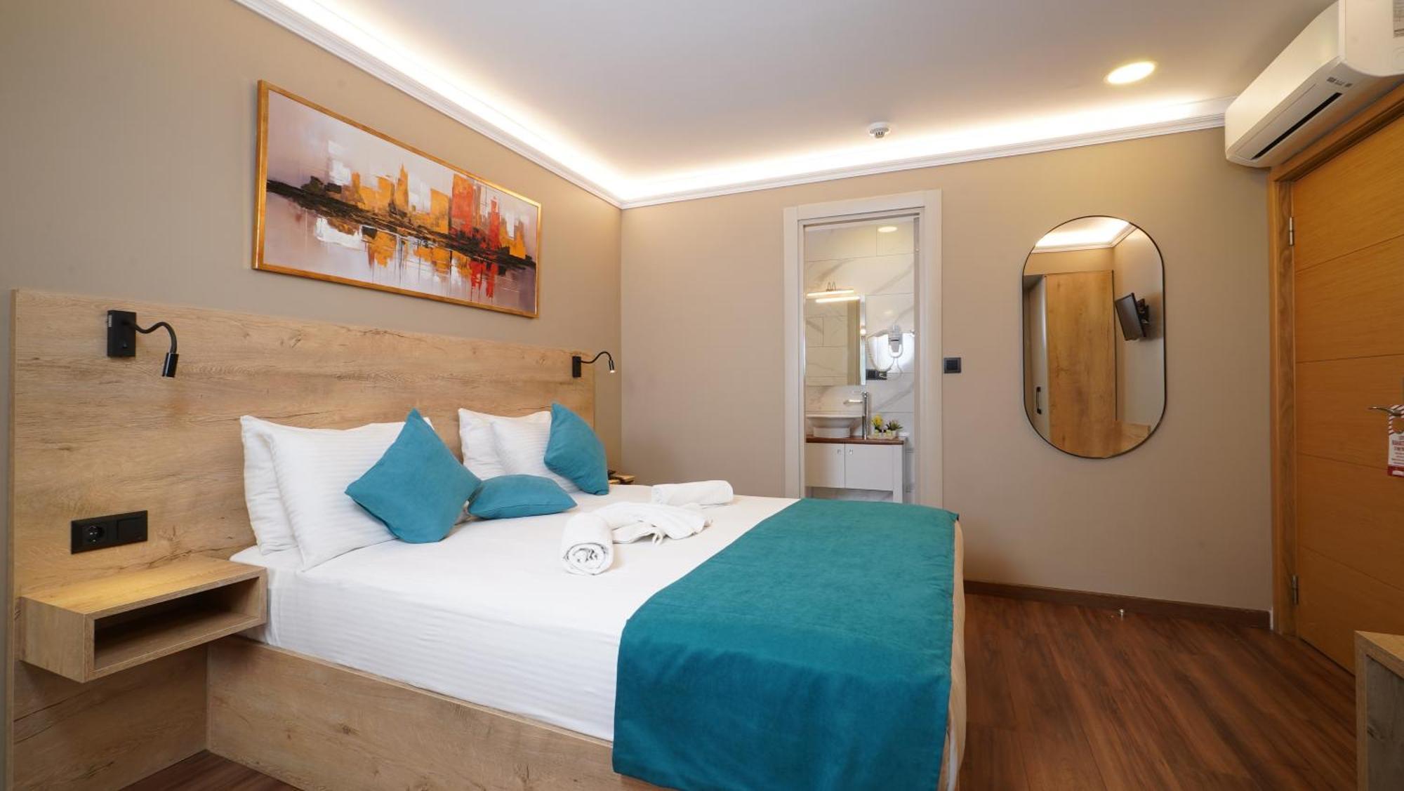 Deluxe Double Room (2 Adults + 1 Child)