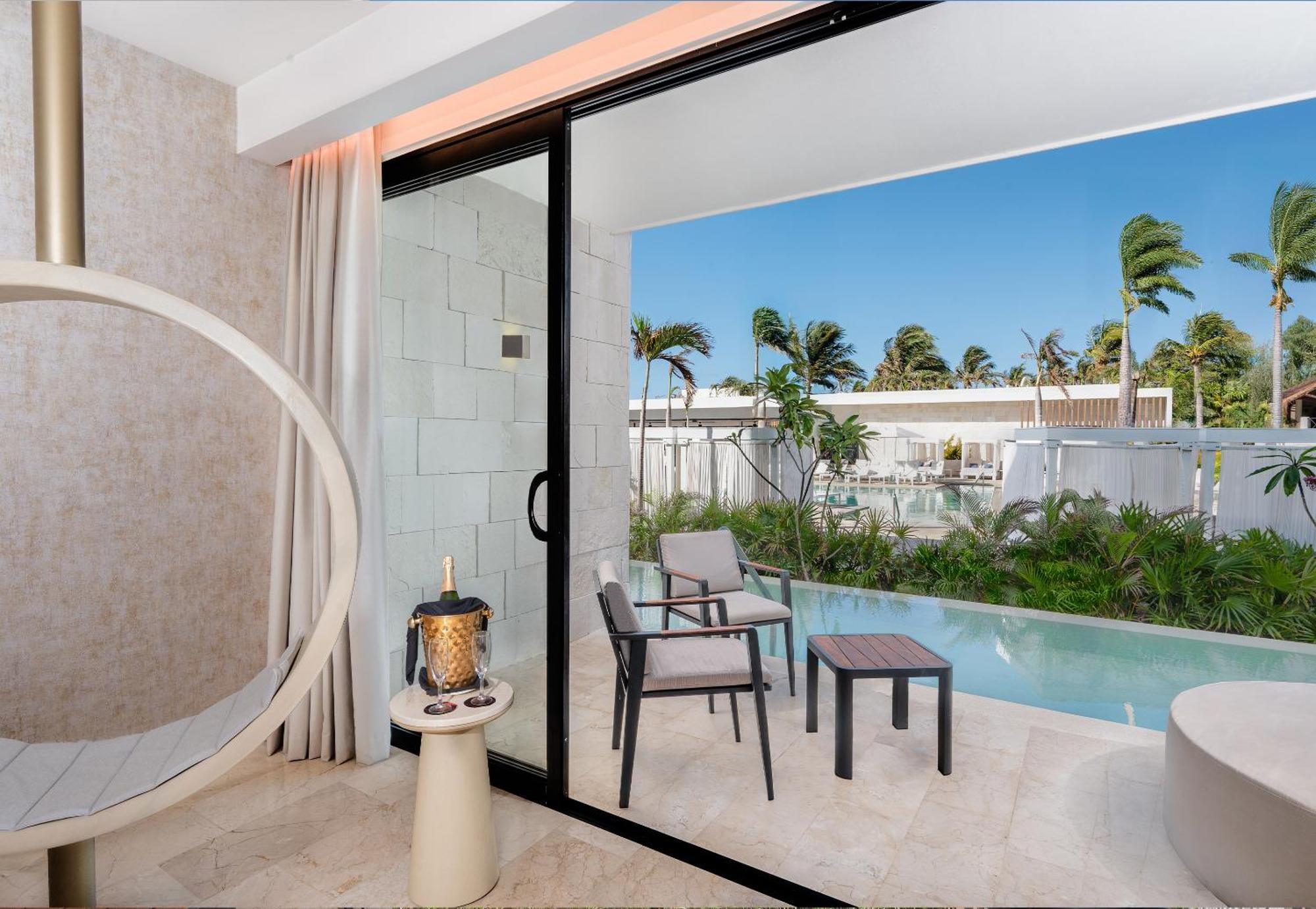 Seductive Pool View Swim-up Suite