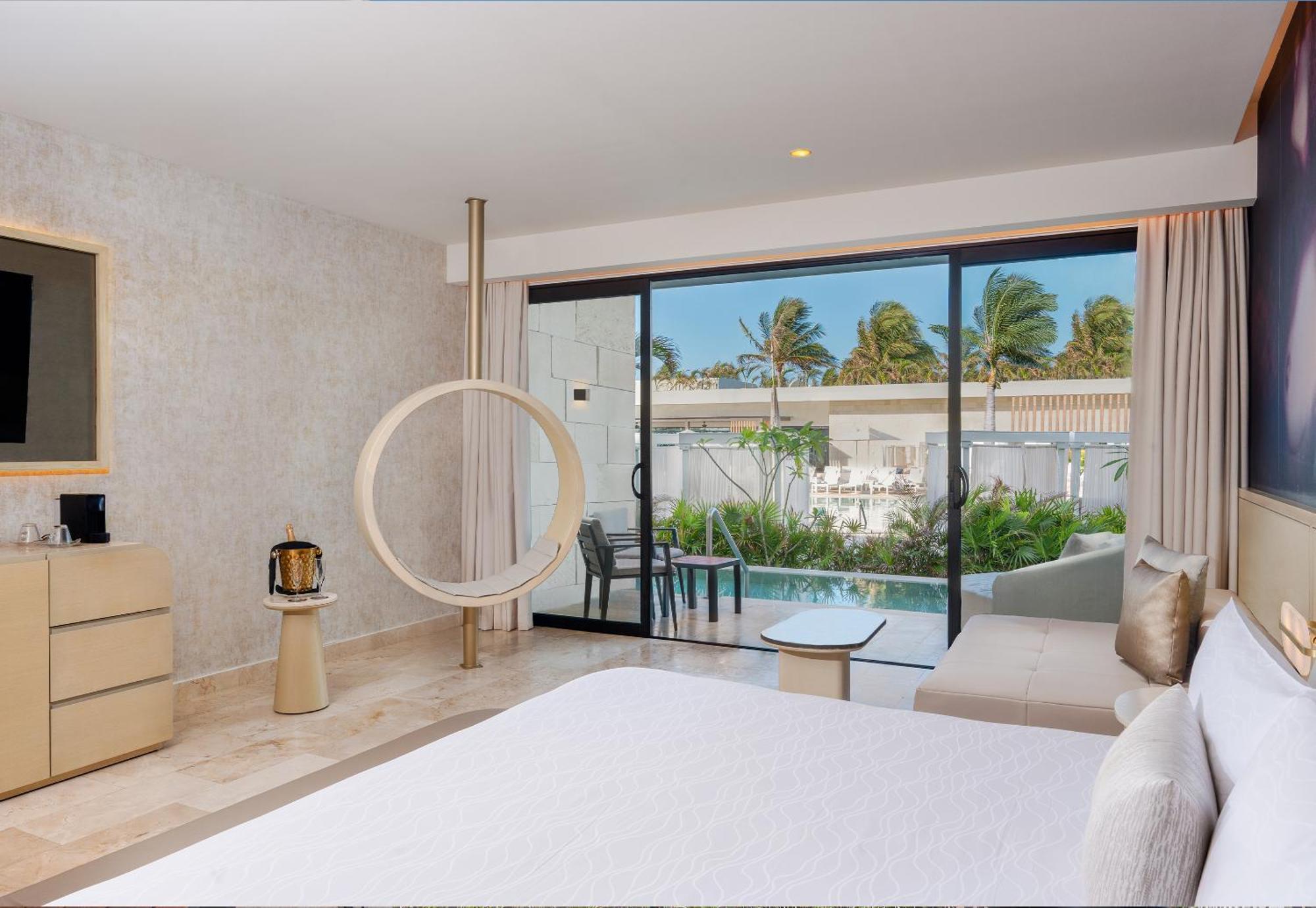 Seductive Pool View Swim-up Suite