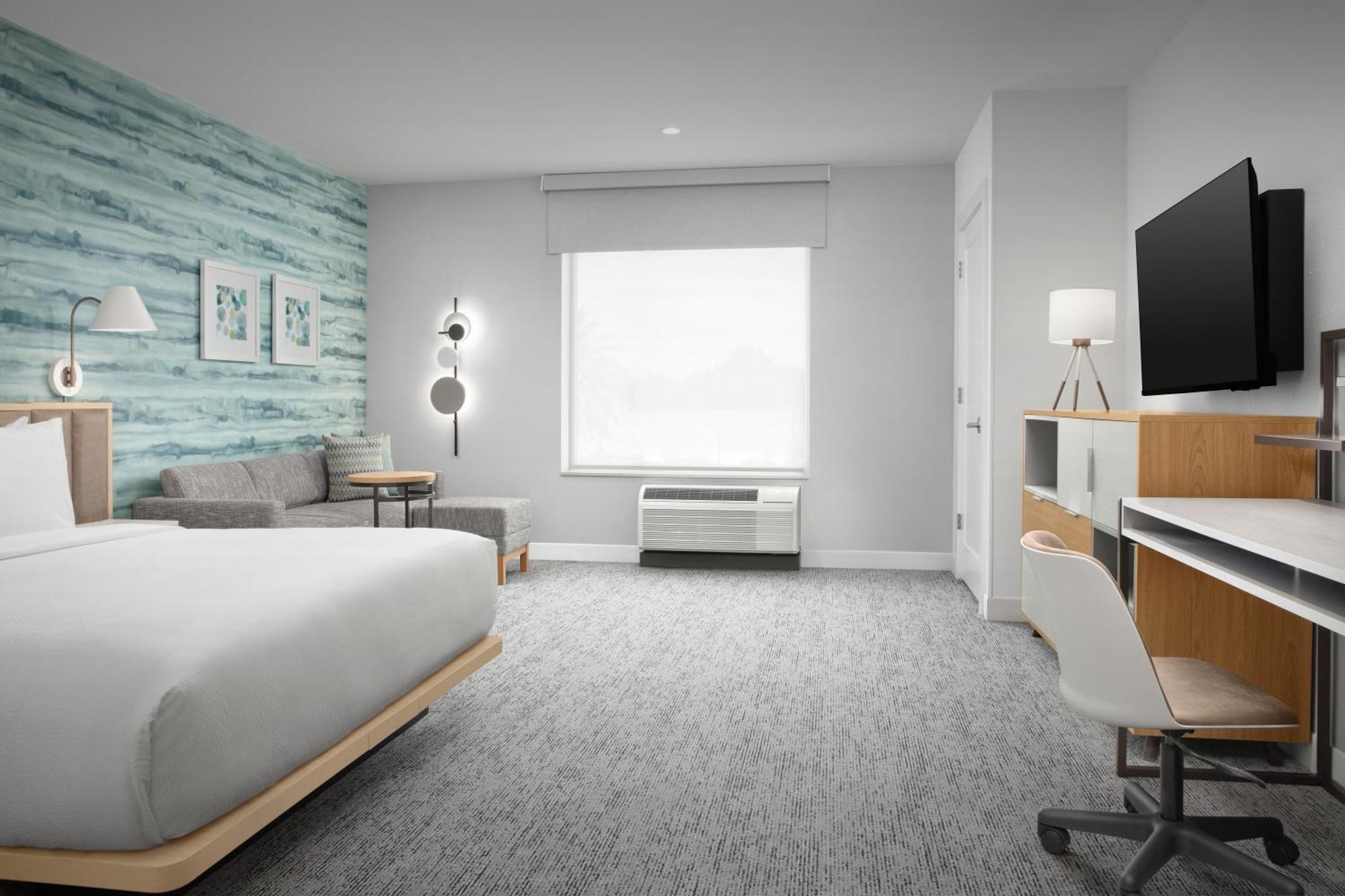 King Studio with Sofa Bed and Adapted Tub - Mobility and Hearing Accessible