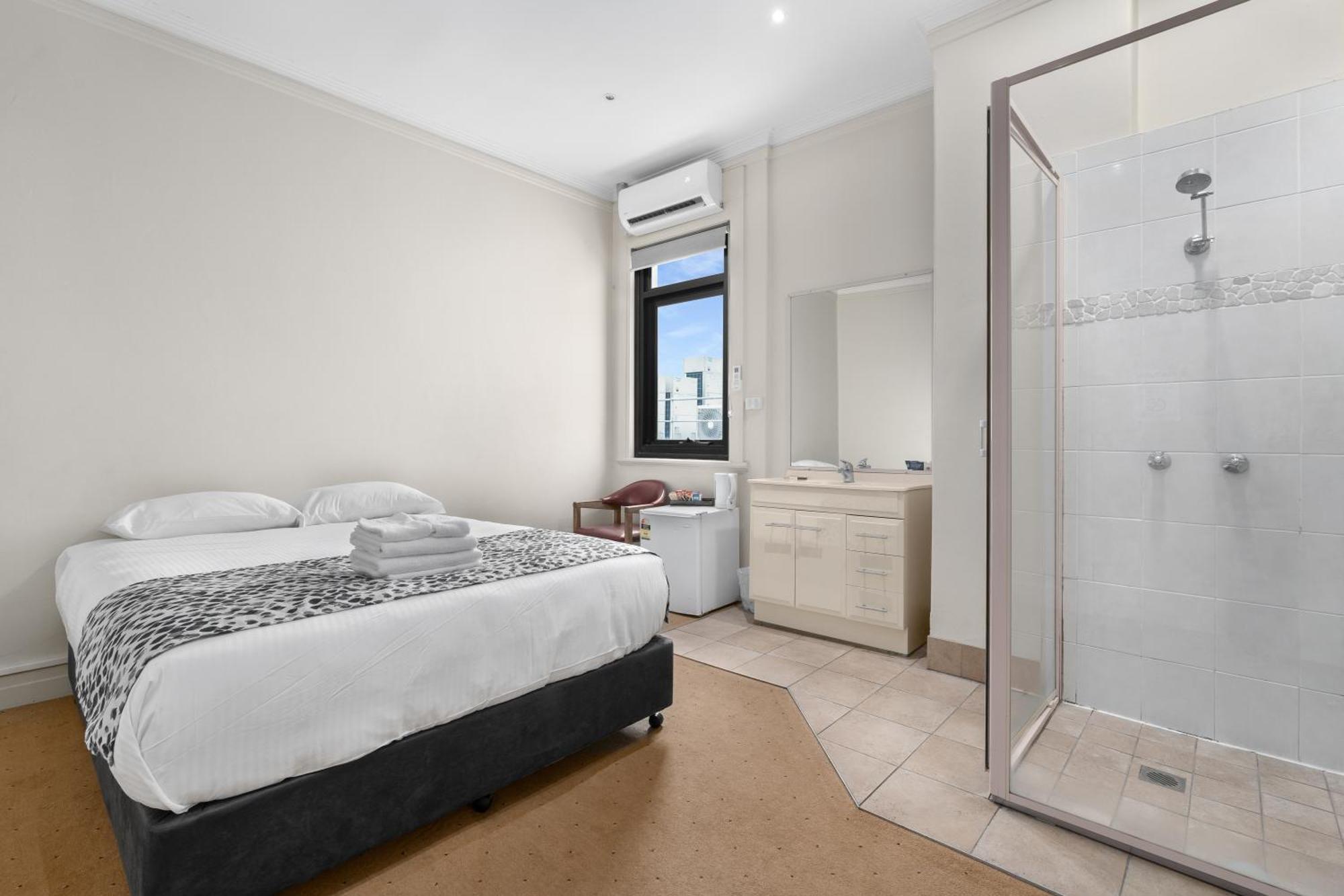 Queen Room with shower