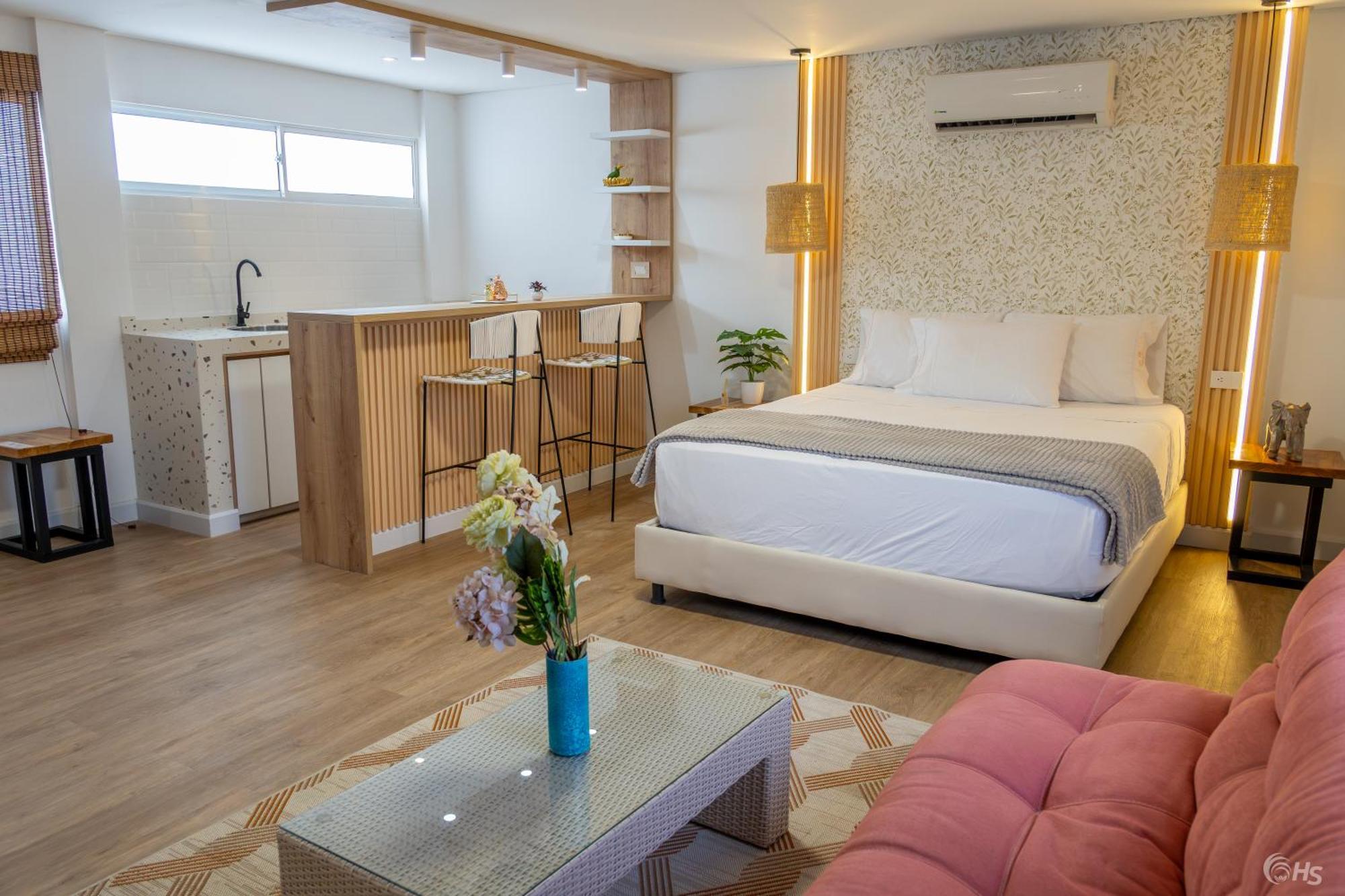 Deluxe Queen Suite