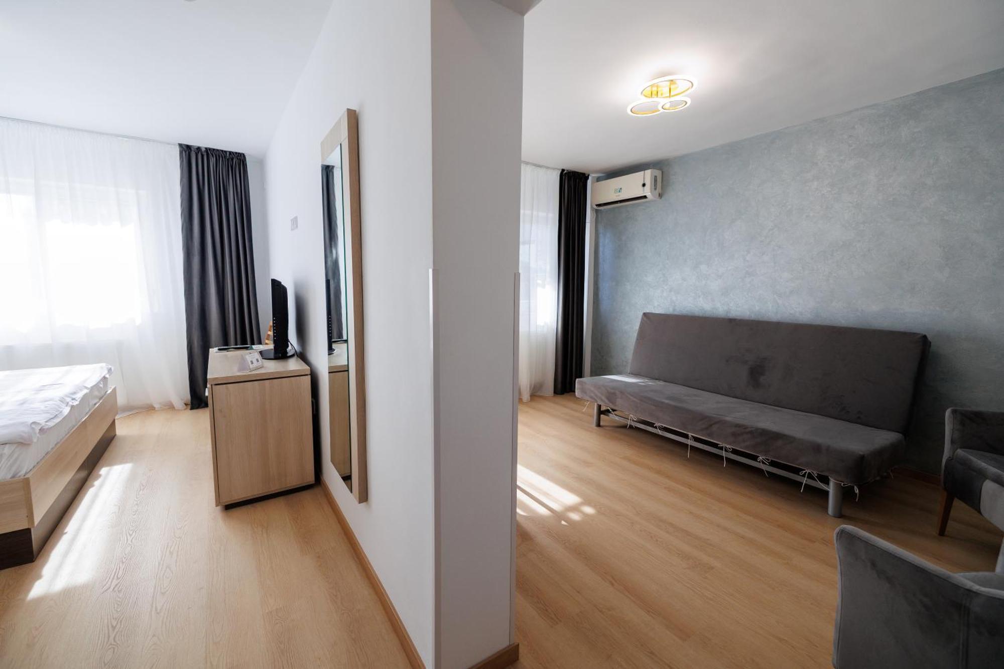 Economy Suite 3***
