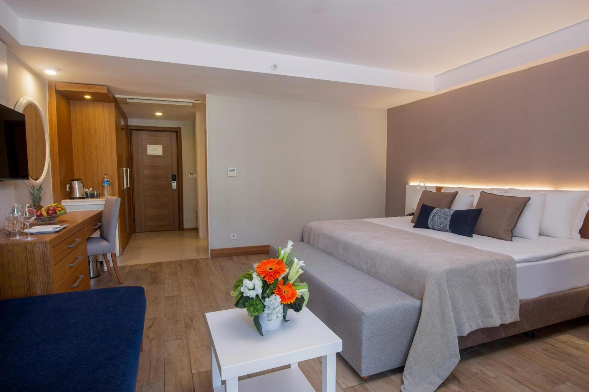 Lagoon room