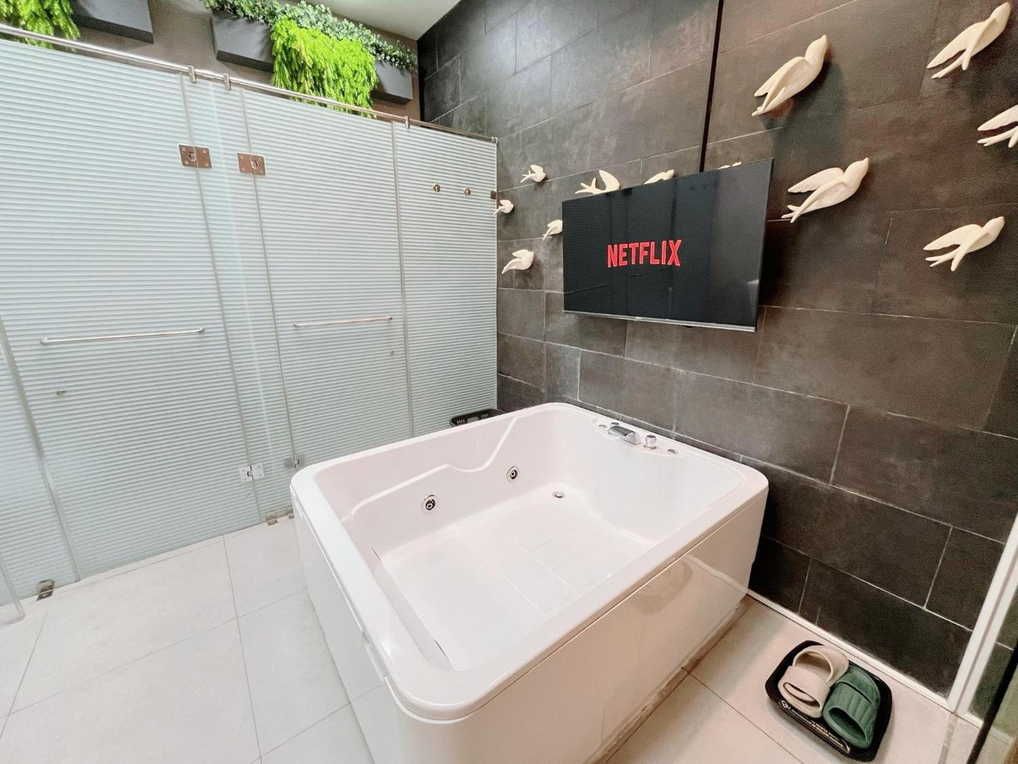 Suite Jacuzzi Room