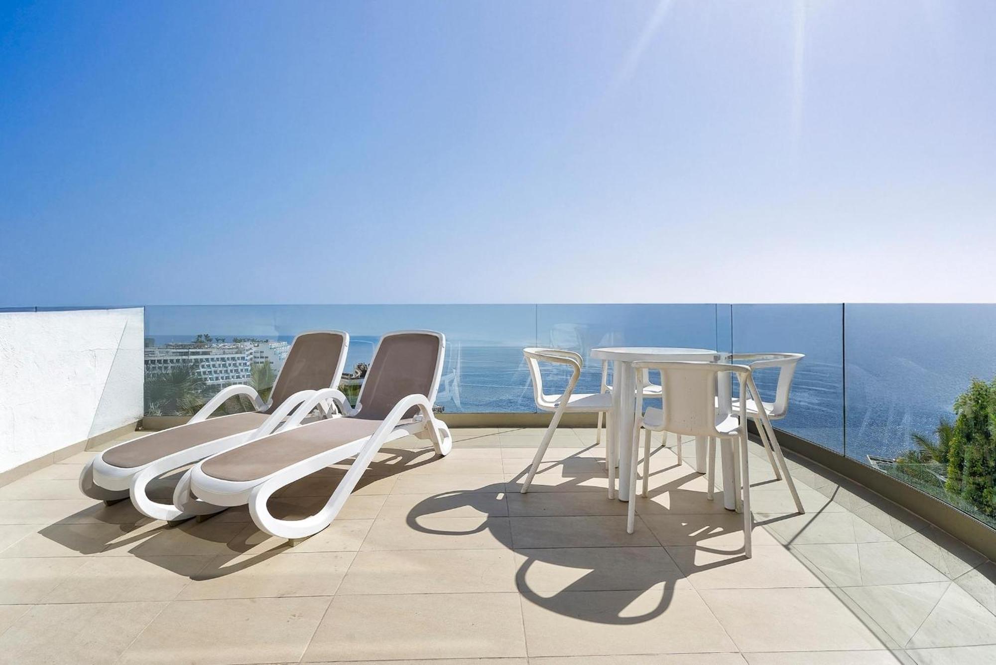 Classic One Bedroom Apartment with Balcony and Sea View