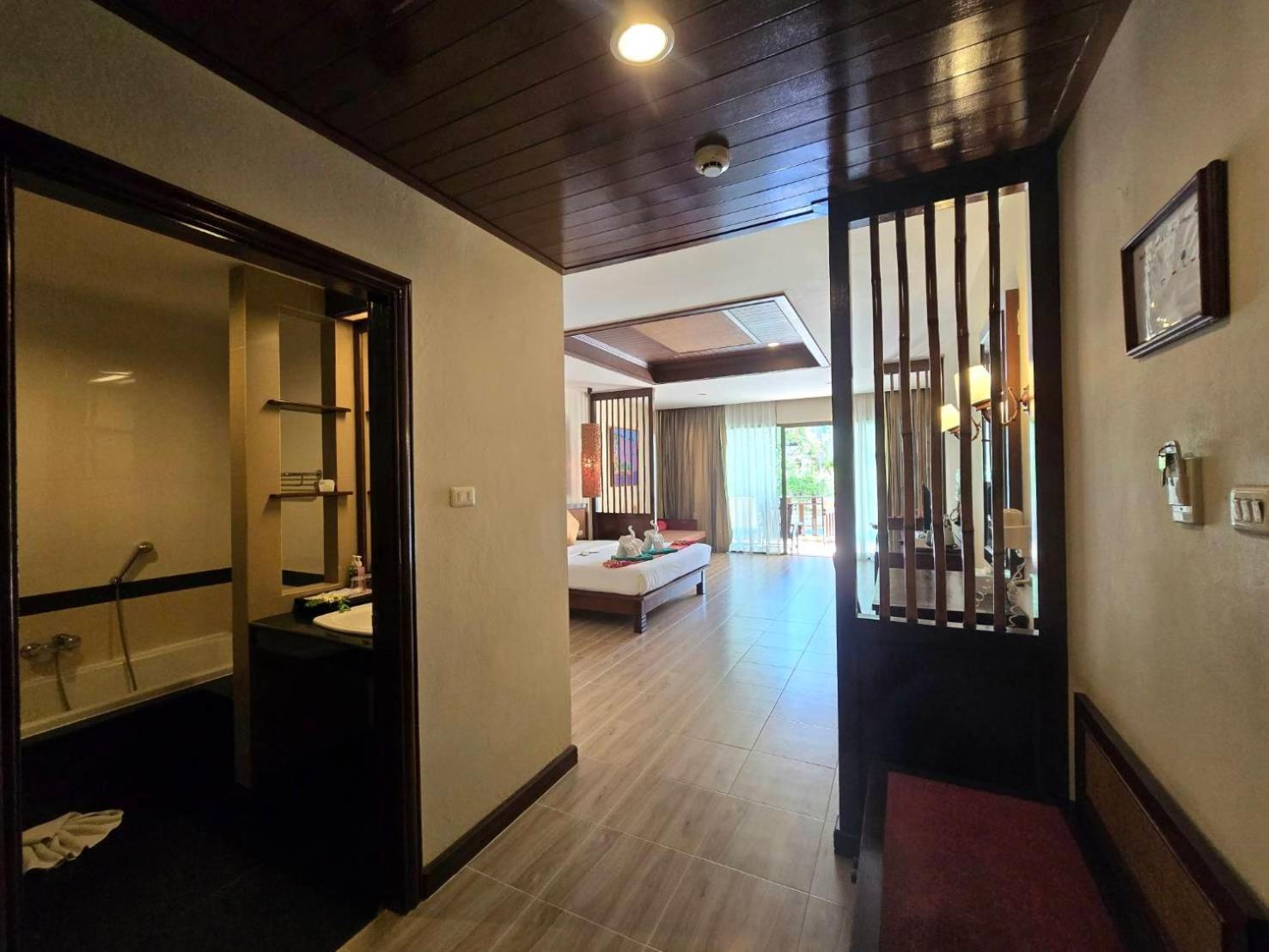 Deluxe Double or Twin Room with Pool Access