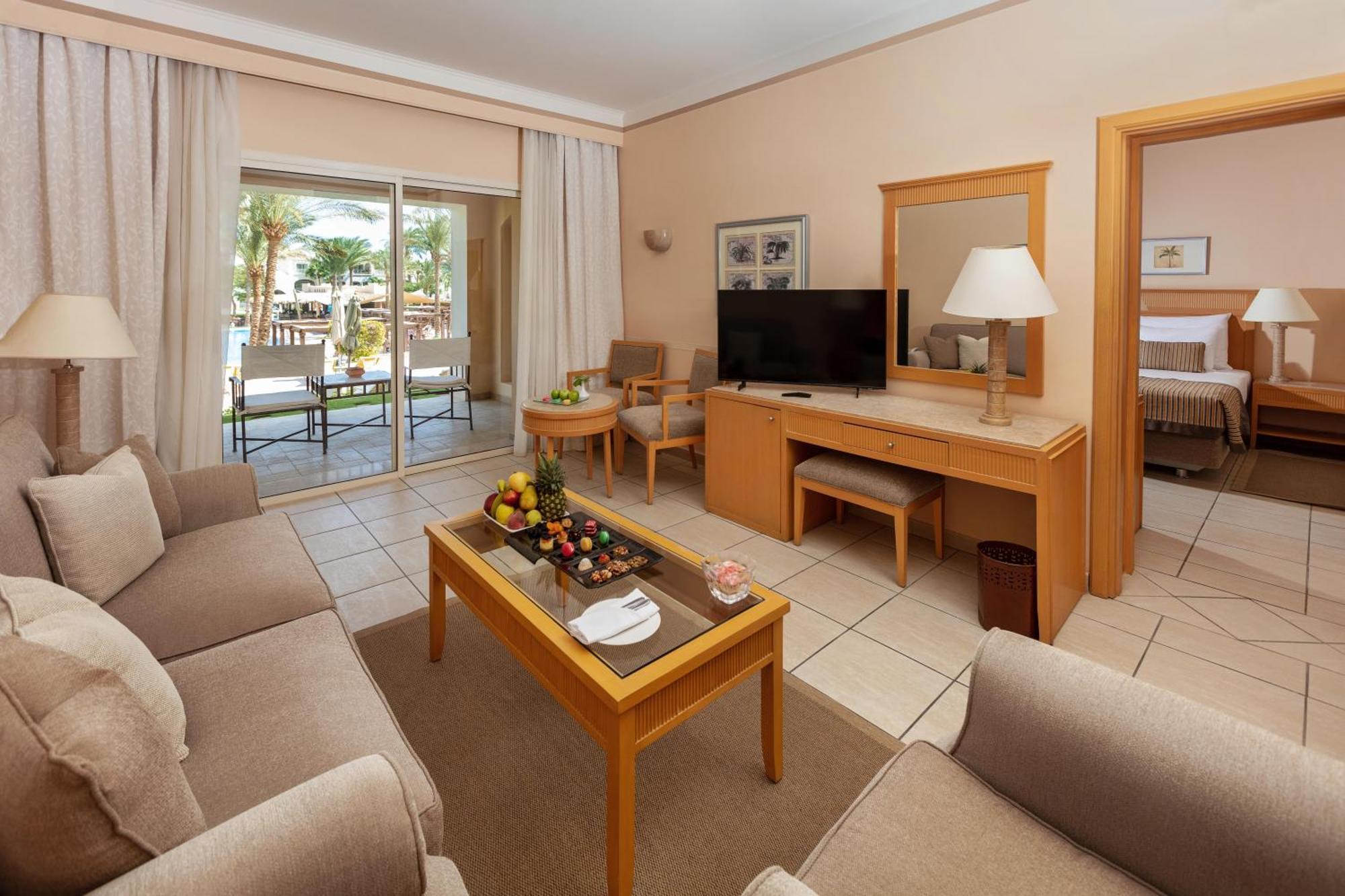 Junior Suite, Queen Bed, Pool View