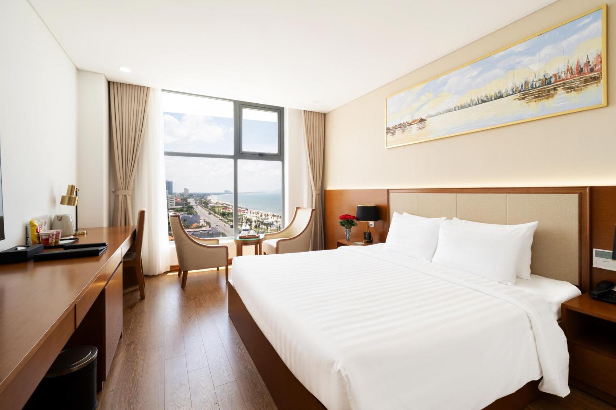 Deluxe Double Room with Partial Sea View