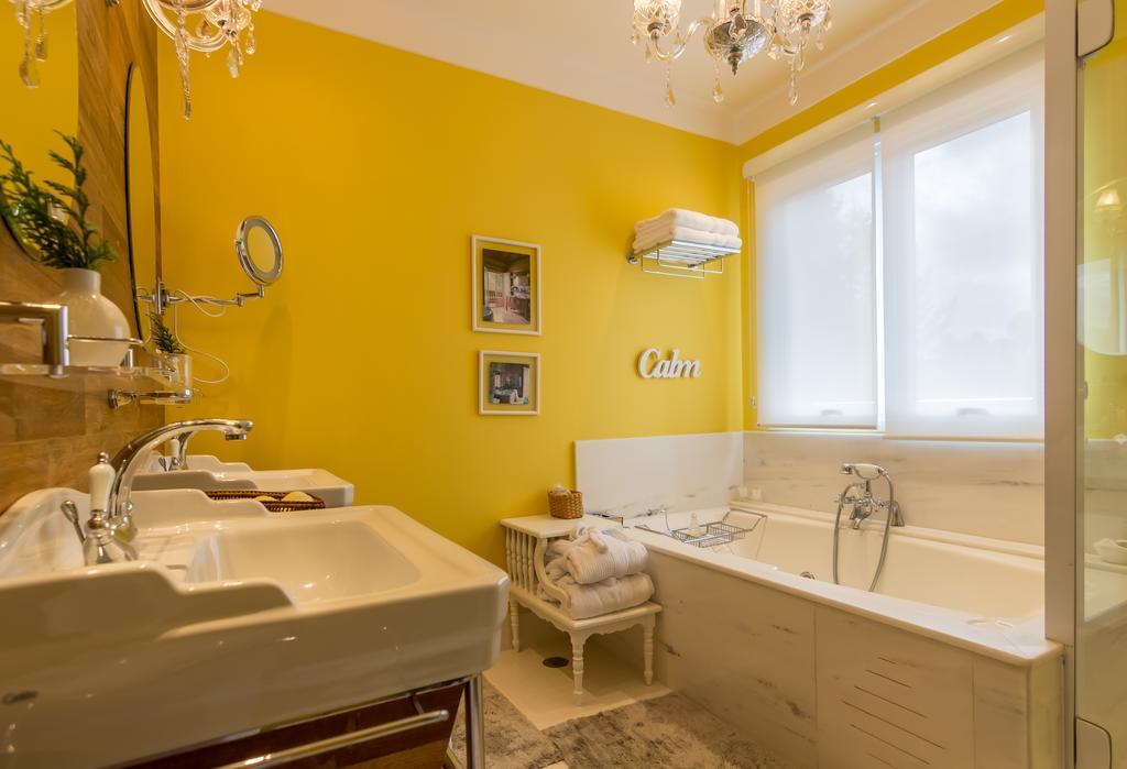 Deluxe Suite with Spa Bath