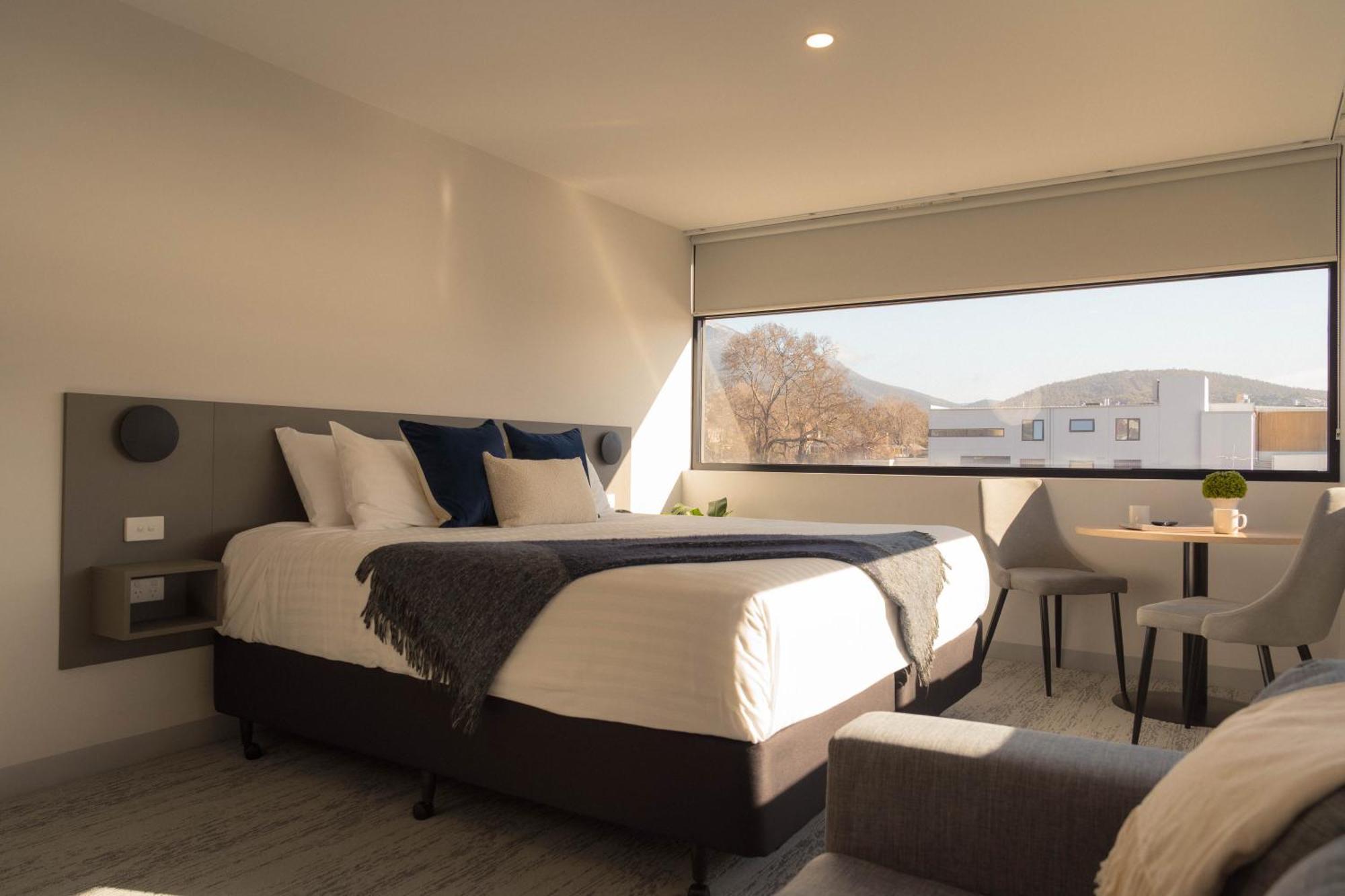 Deluxe Waterview King