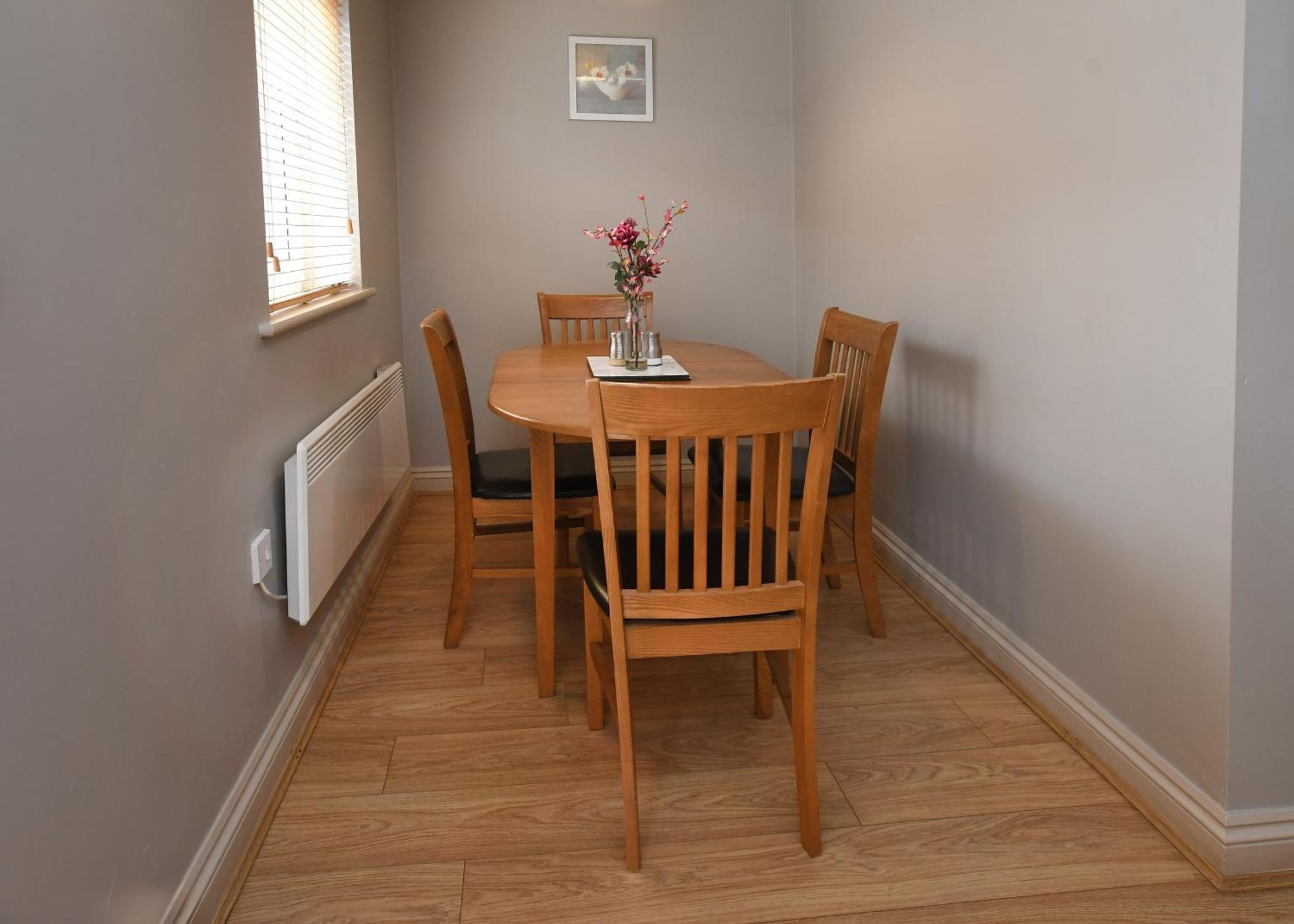 Two Bed Apt. Sleeps 4 (Dbl/Dbl) (No elevator)
