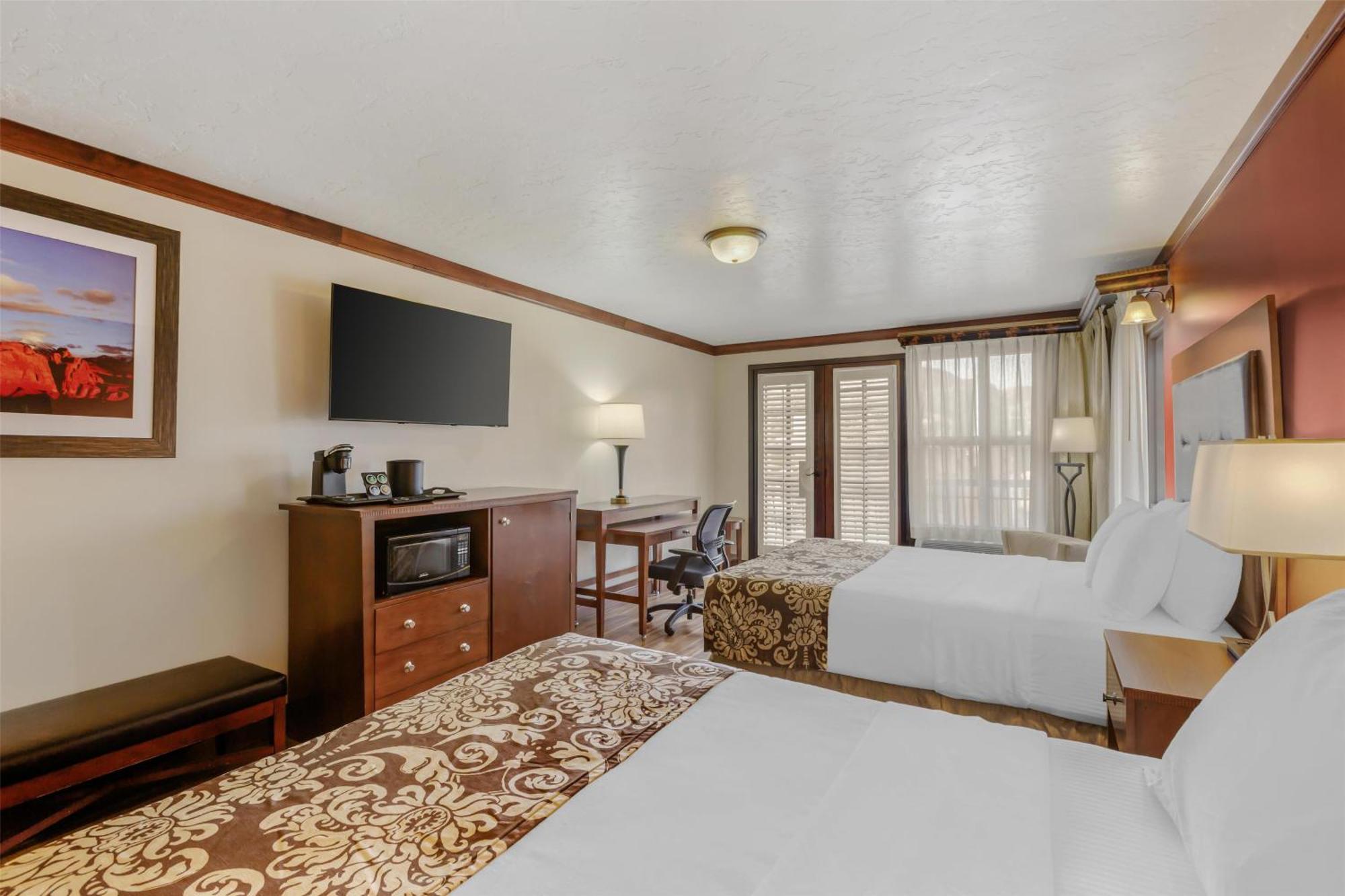 Queen Room with Two Queen Beds - Street View/Non-Smoking