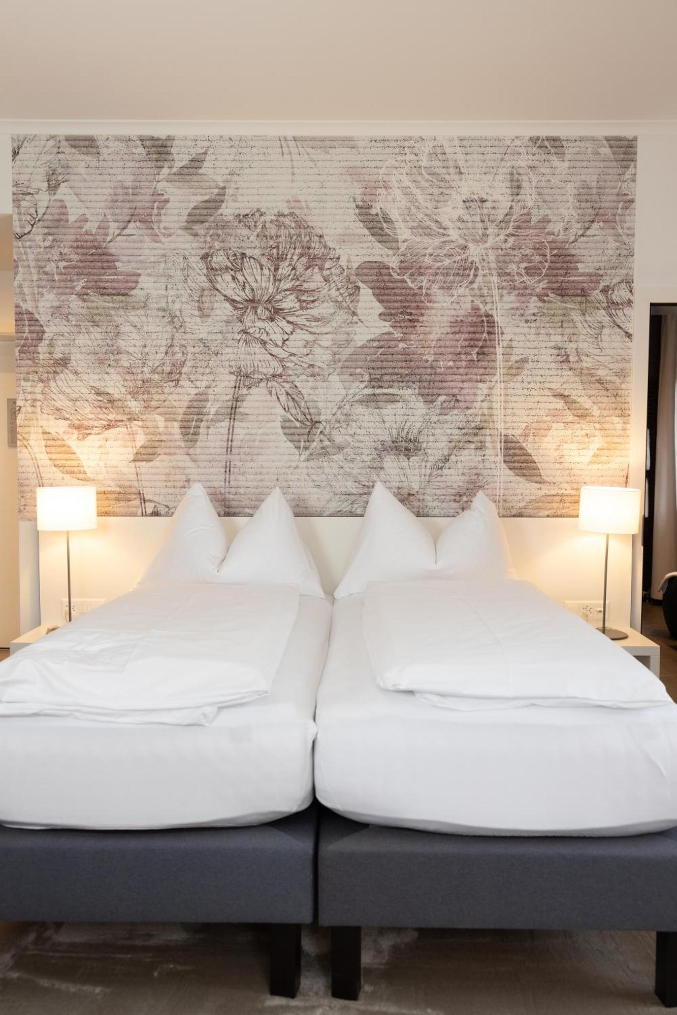 Queen Room with Lake View
