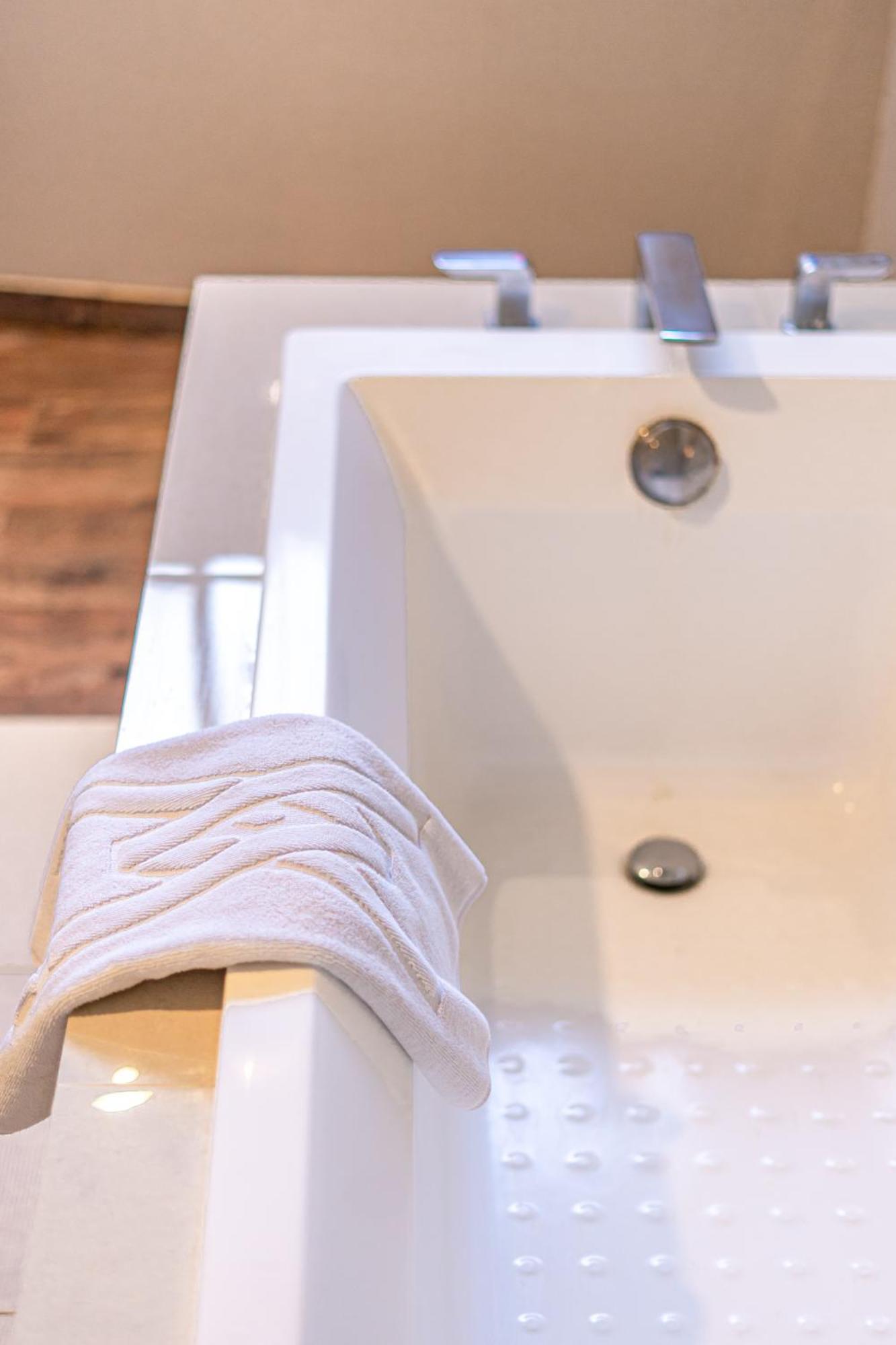 Pool Access Grand Deluxe Double Room with Bathtub and Pool View