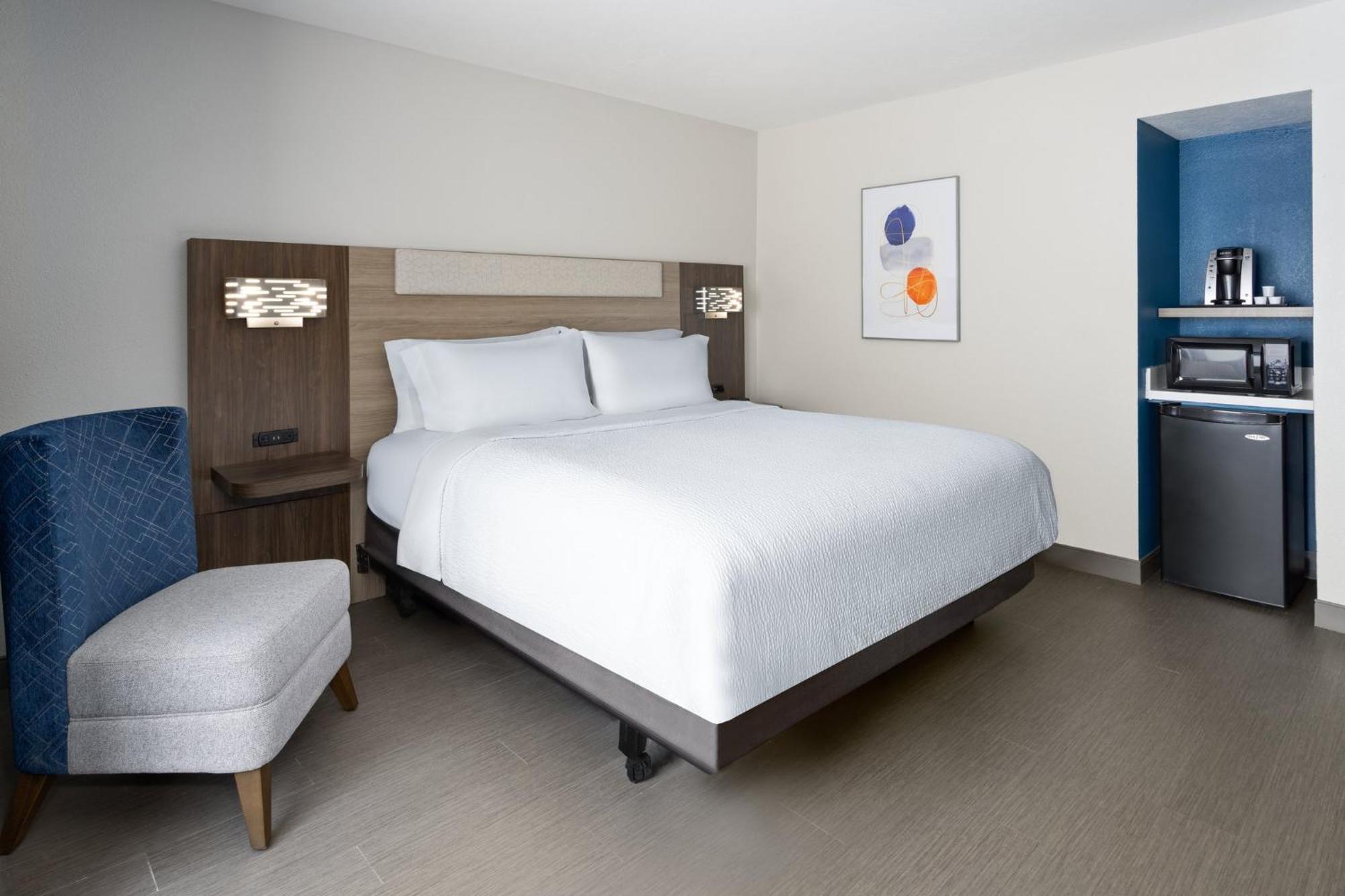 Standard King Room with Roll-in Shower - Mobility Accessible