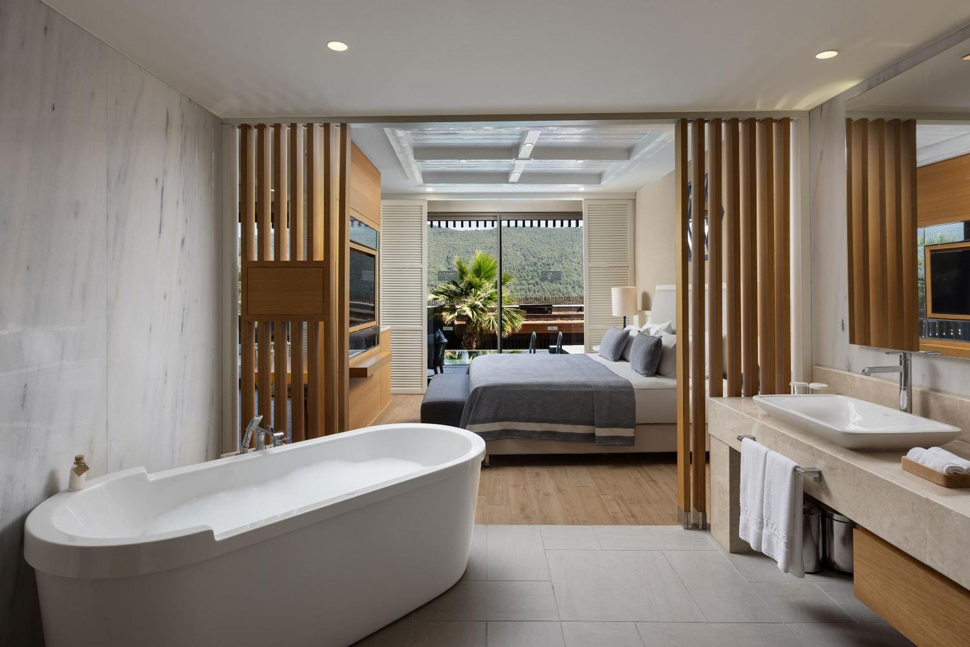 Swim-Up Deluxe Room